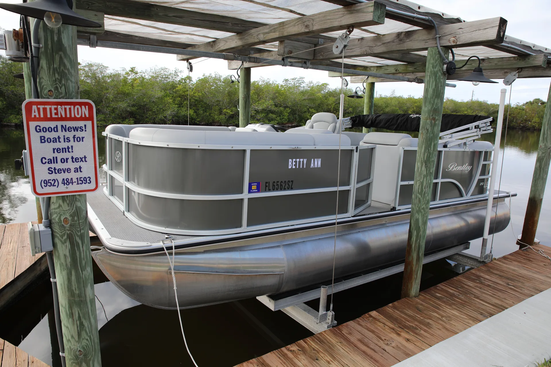 Spacious 20' Pontoon to enjoy Banana River!