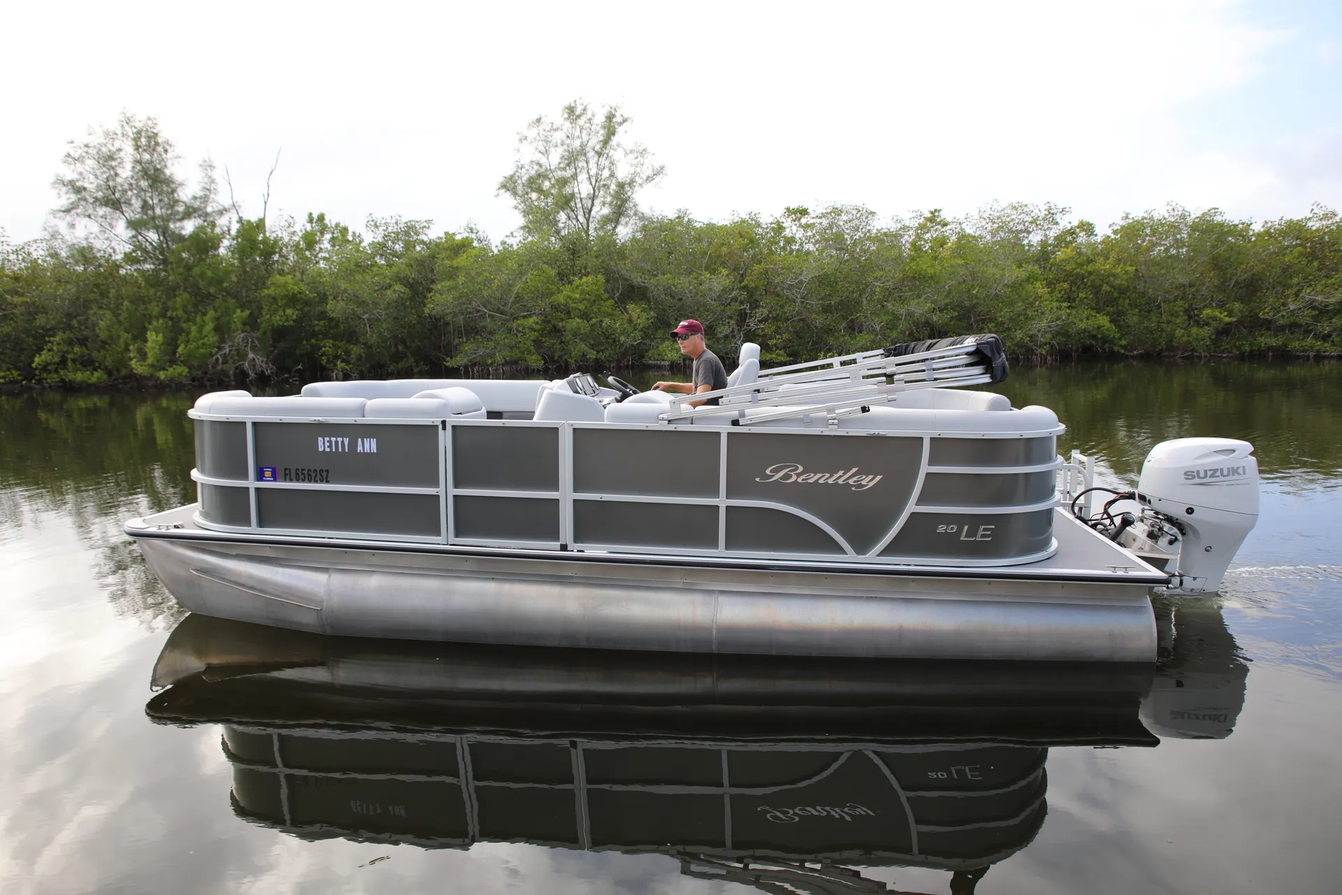 Spacious 20' Pontoon to enjoy Banana River!