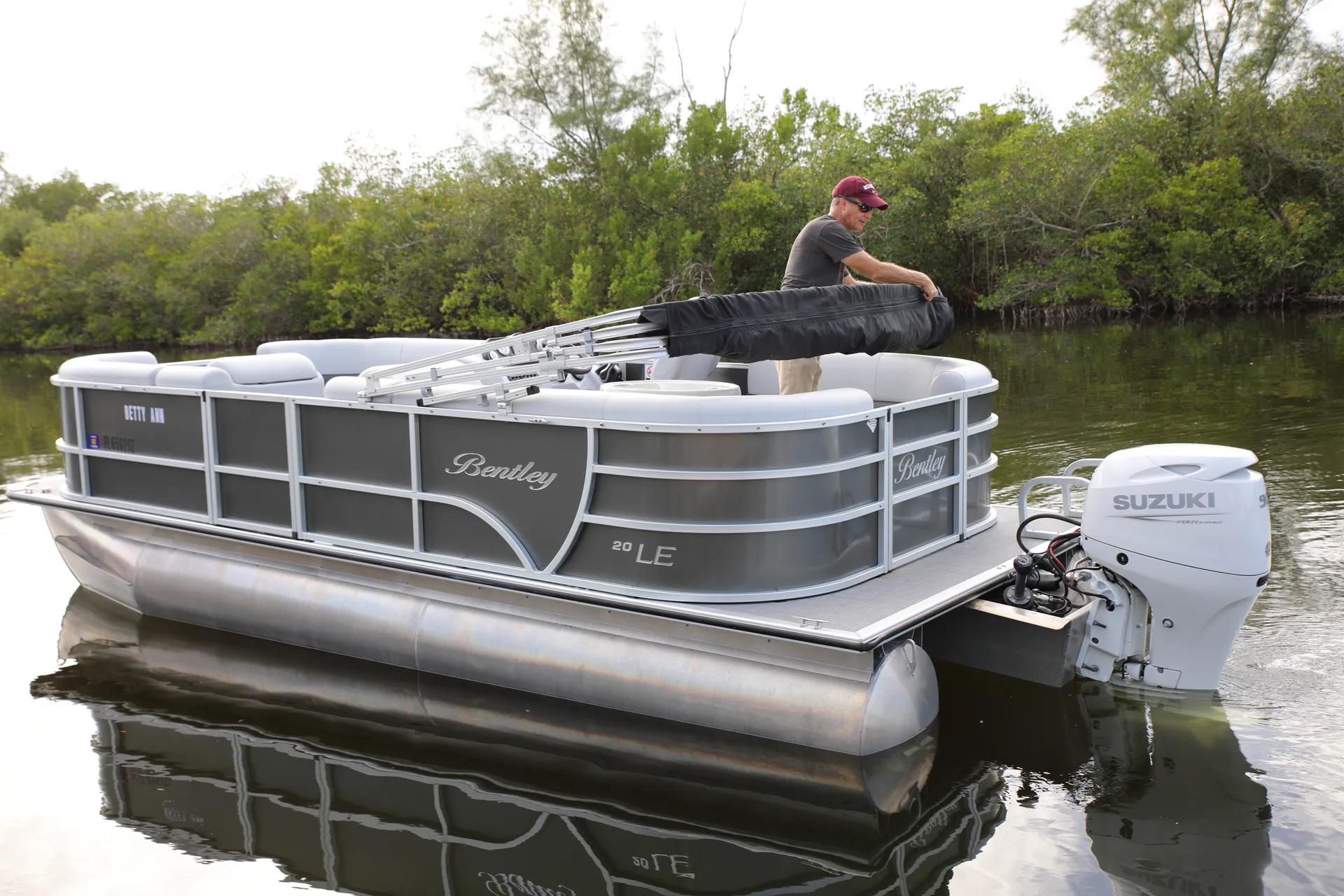 Spacious 20' Pontoon to enjoy Banana River!