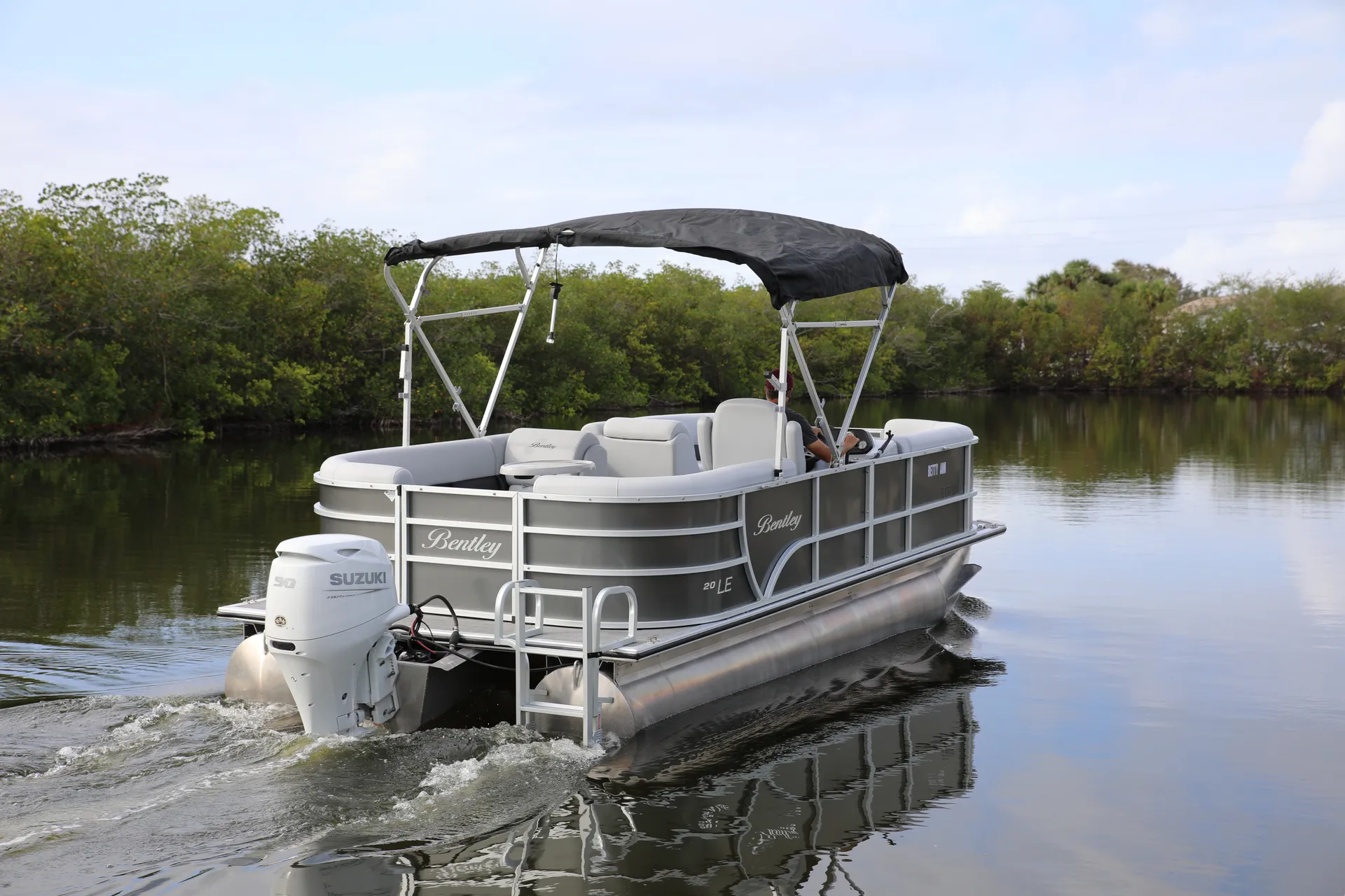 Spacious 20' Pontoon to enjoy Banana River!