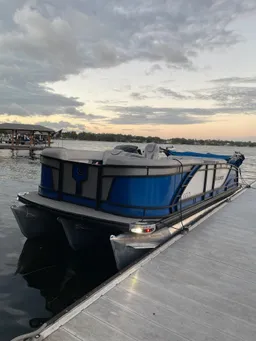 22 ft Tritoon - Max 12 People - Lake delivery available boat photo