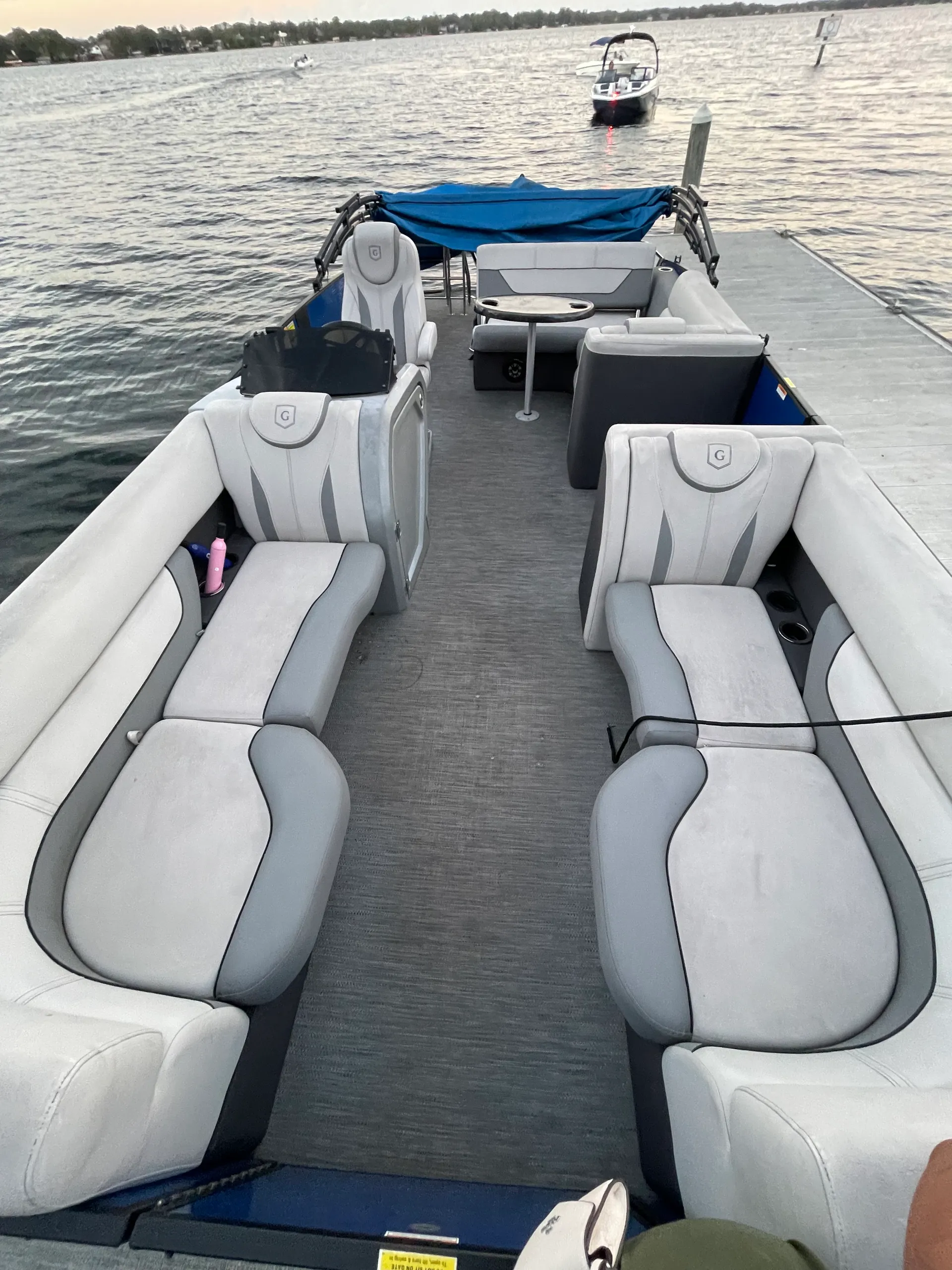 22 FT TRITOON - MAX 12 PEOPLE 