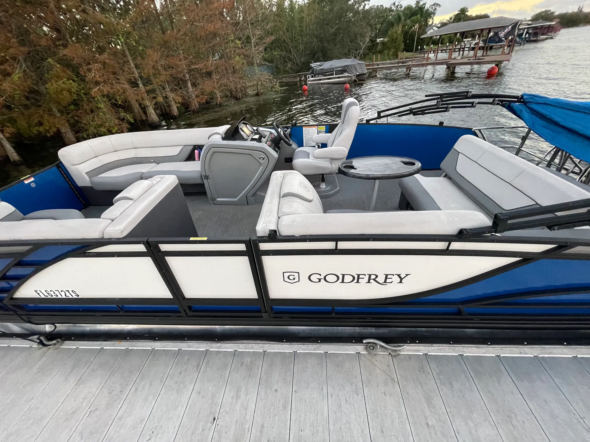 22 FT TRITOON - MAX 12 PEOPLE 