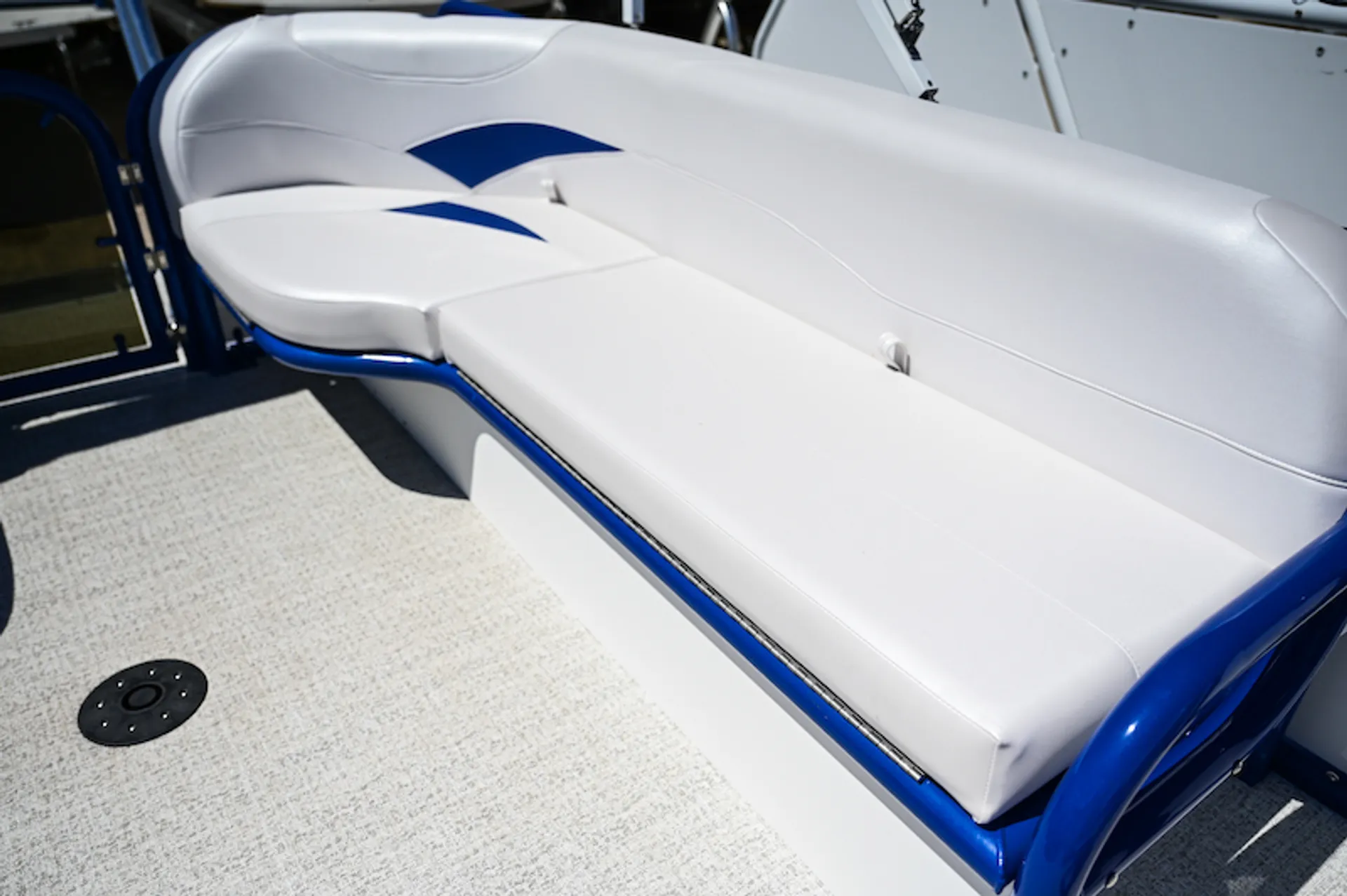 Rent this beautiful Aloha 25 Tritoon in Canyon Lake!