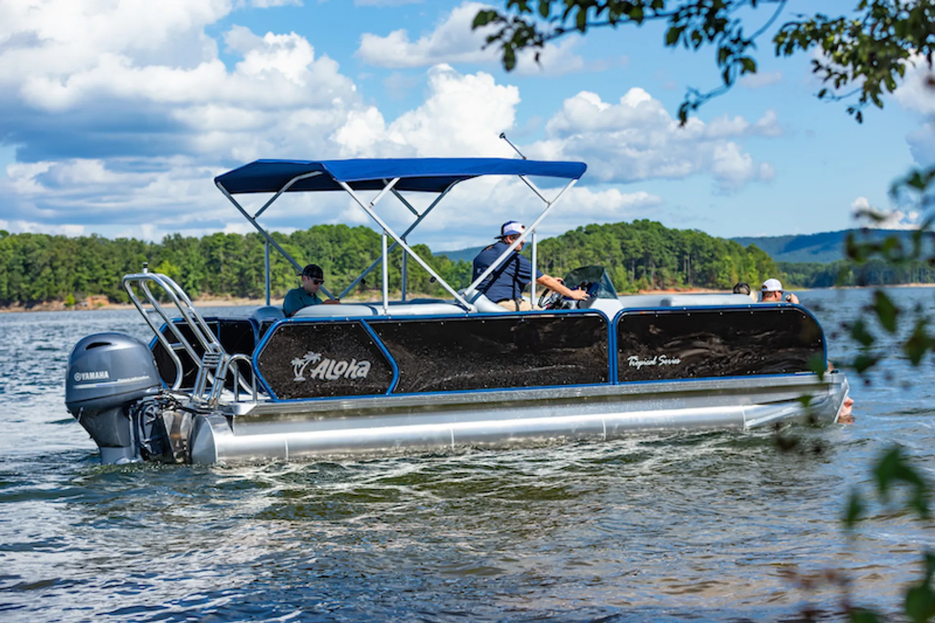 Enjoy tubing on Aloha 22 Tritoon in Canyon Lake! 