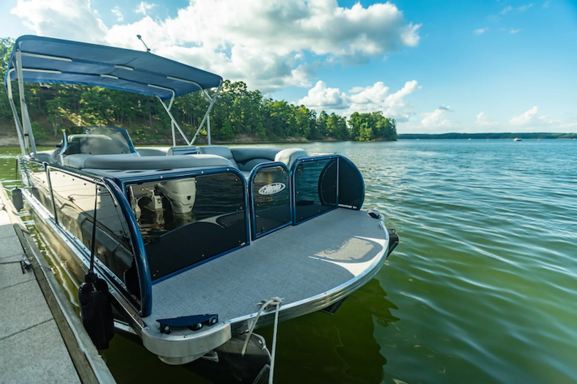 Enjoy tubing on Aloha 22 Tritoon in Canyon Lake! 