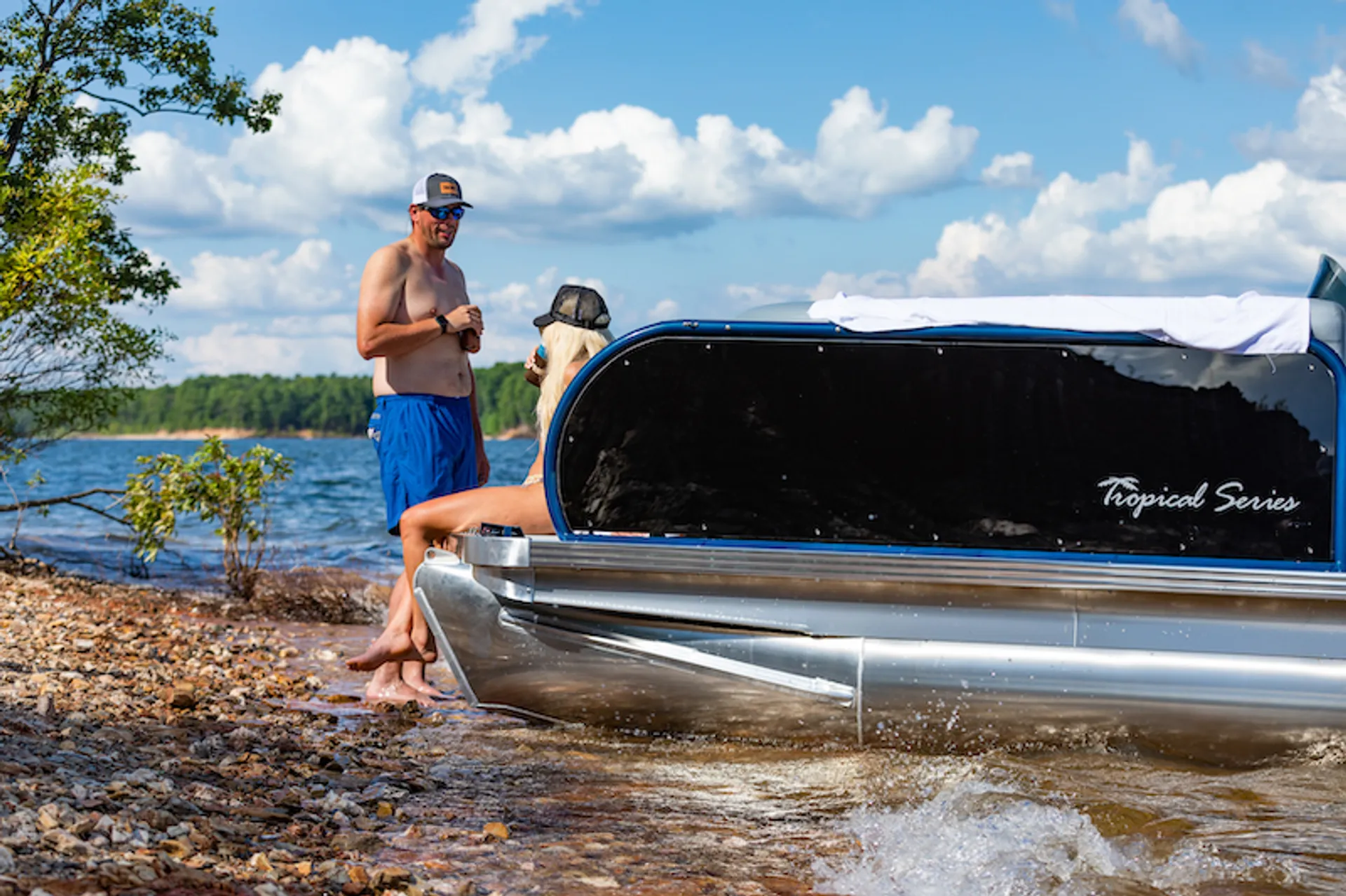 22' Tritoon - Perfect boat for cruising the lake with family! Cranes