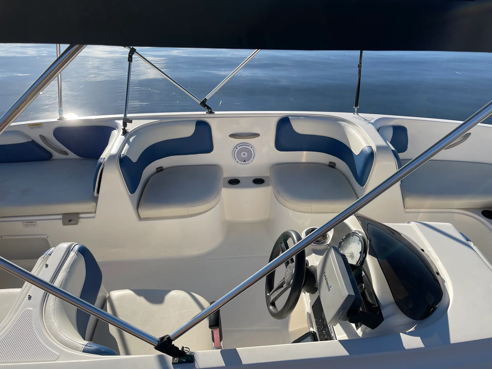 Modern Bayliner Deckboat for 9 people in Lake Conway!