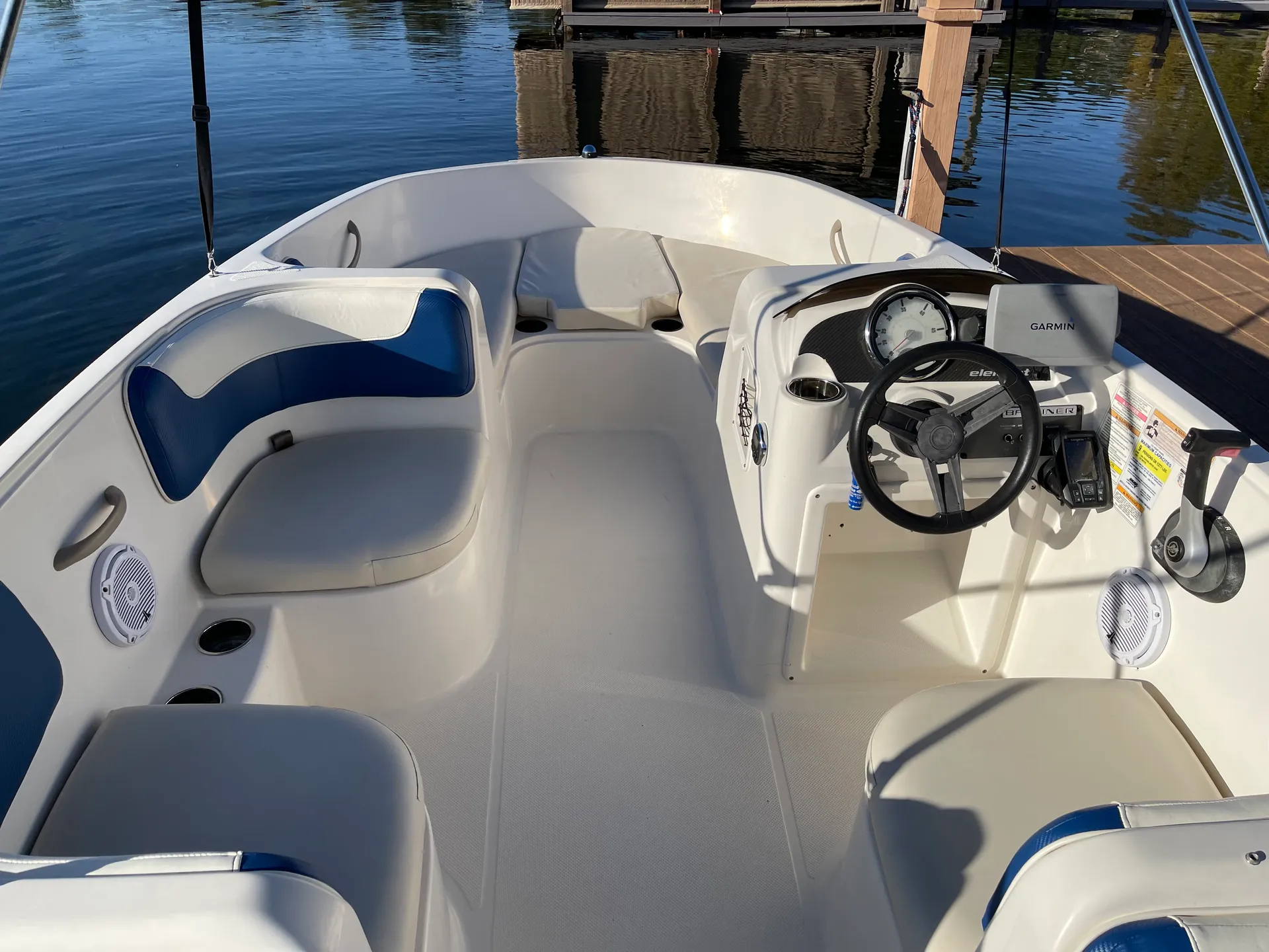 Modern Bayliner Deckboat for 9 people in Lake Conway!