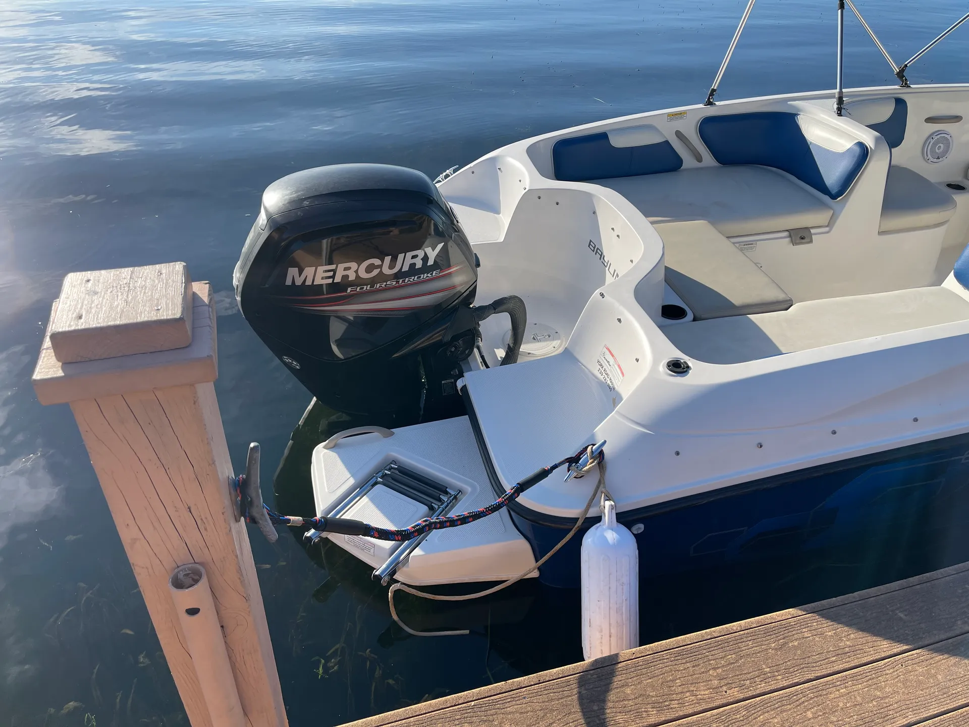 Modern Bayliner Deckboat for 9 people in Lake Conway!