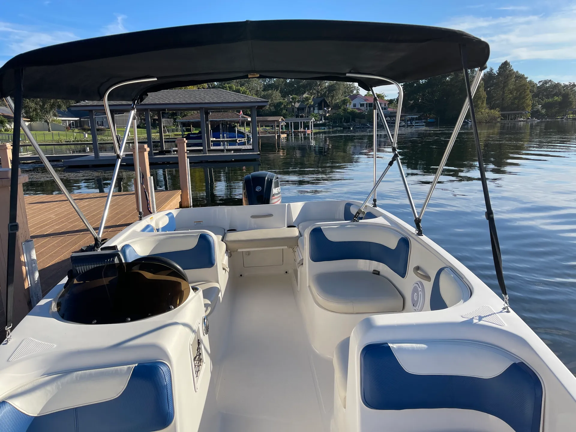 Modern Bayliner Deckboat for 9 people in Lake Conway!