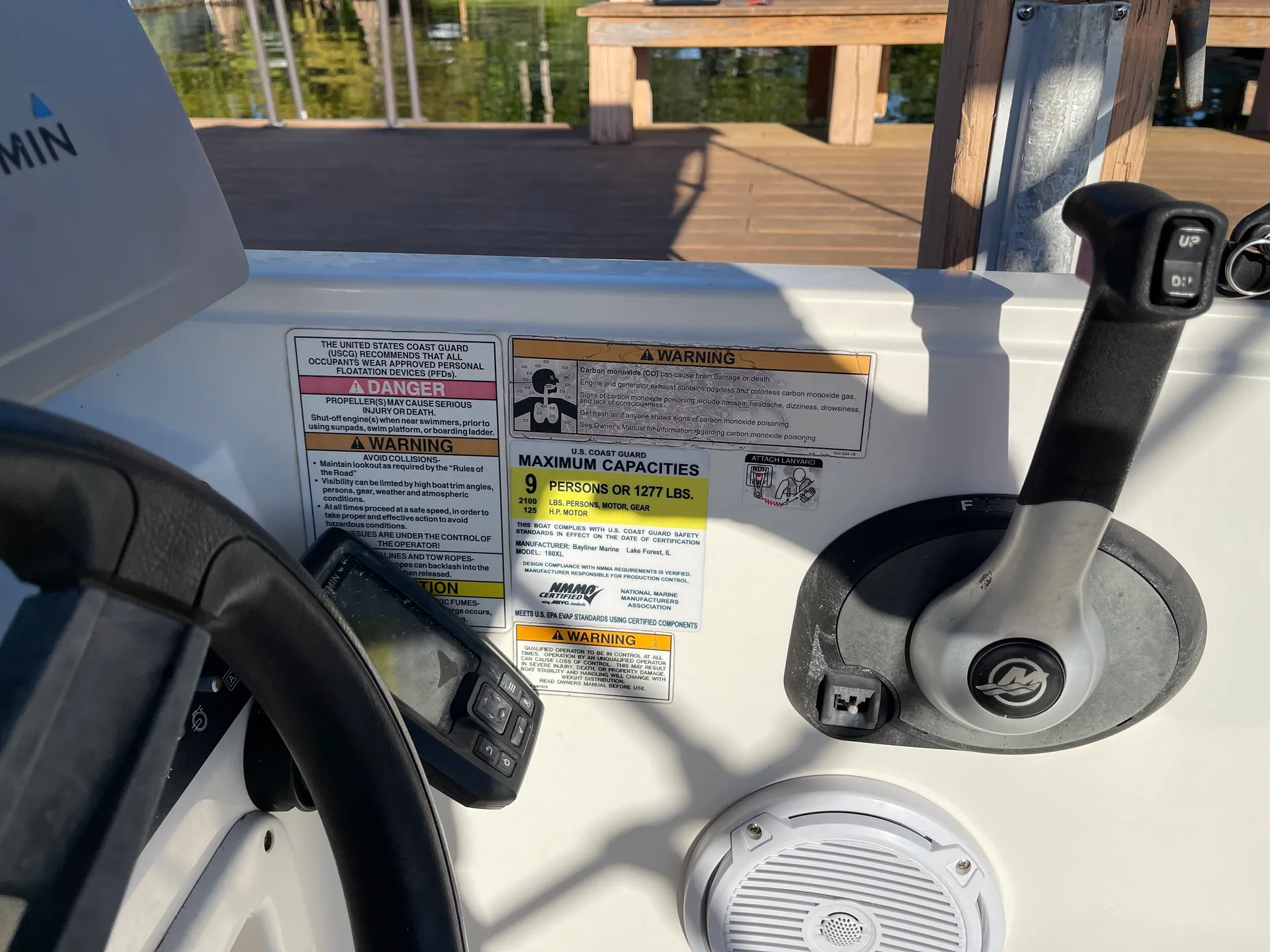 Modern Bayliner Deckboat for 9 people in Lake Conway!