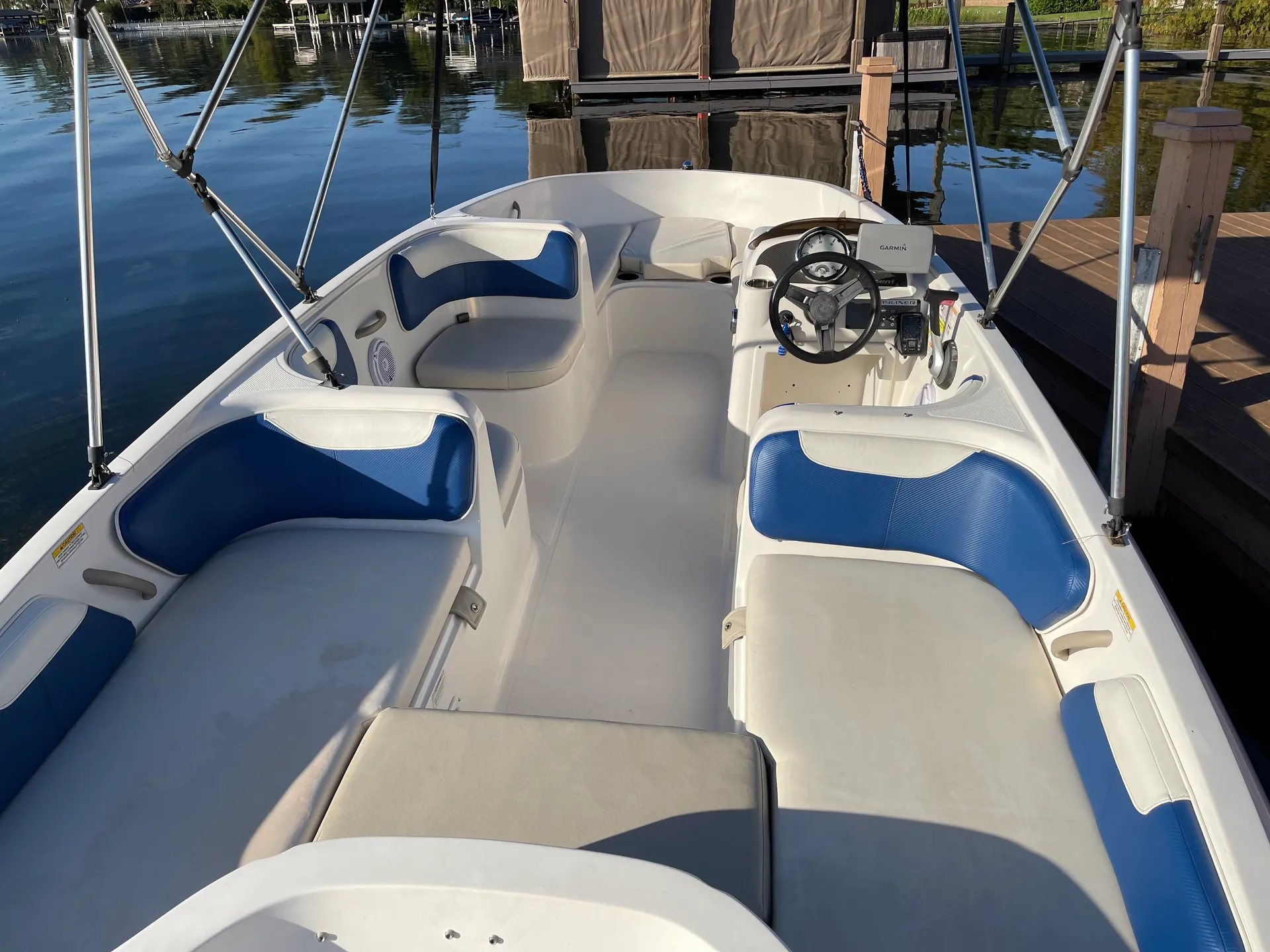 Modern Bayliner Deckboat for 9 people in Lake Conway!