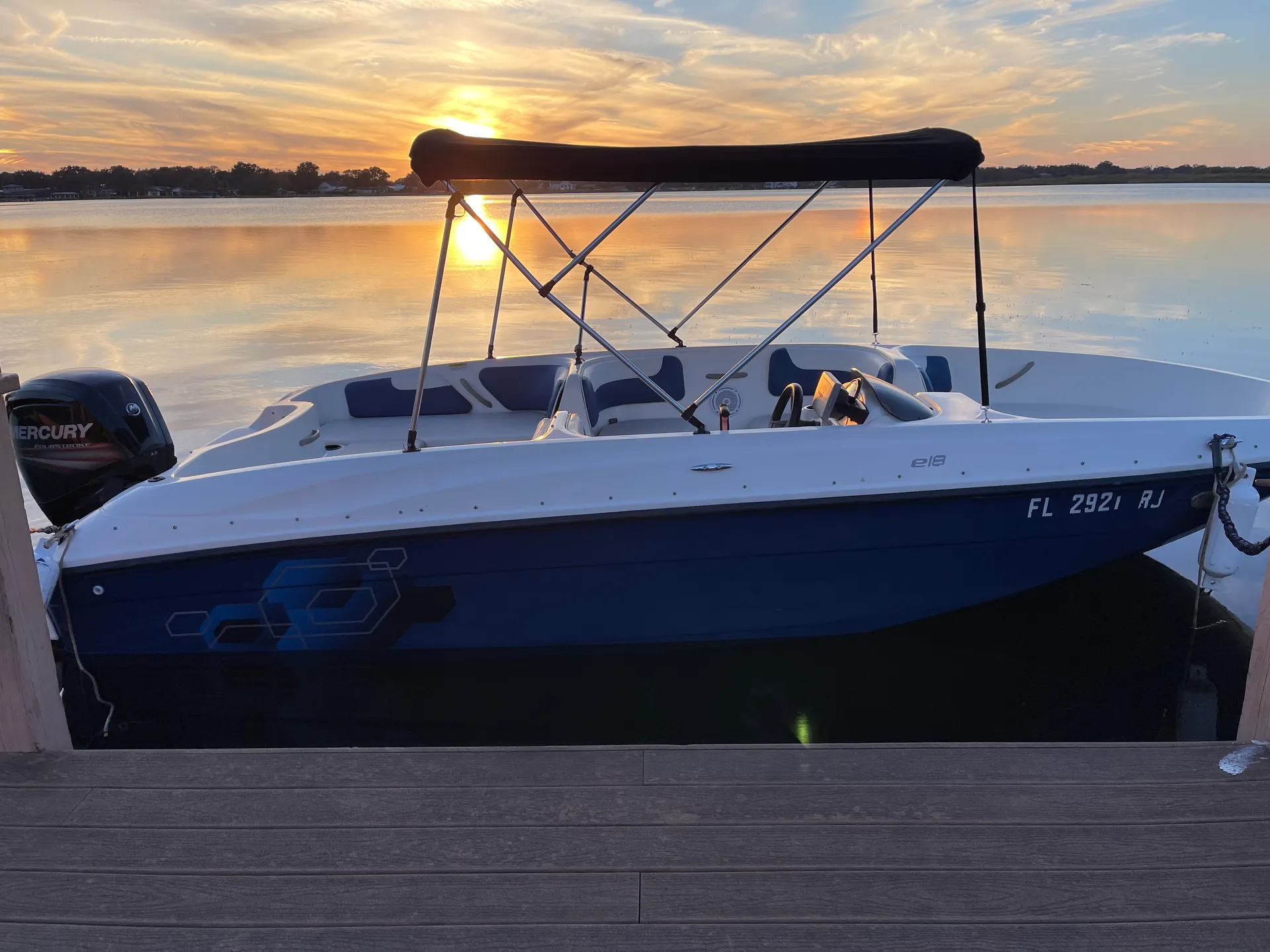 Modern Bayliner Deckboat for 9 people in Lake Conway!