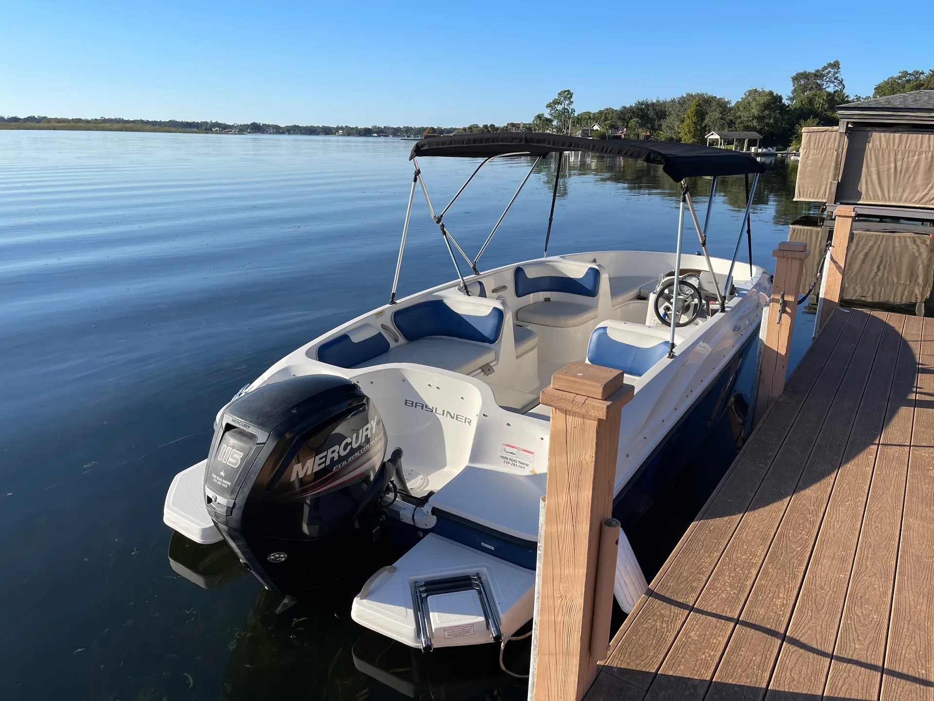 Modern Bayliner Deckboat for 9 people in Lake Conway!