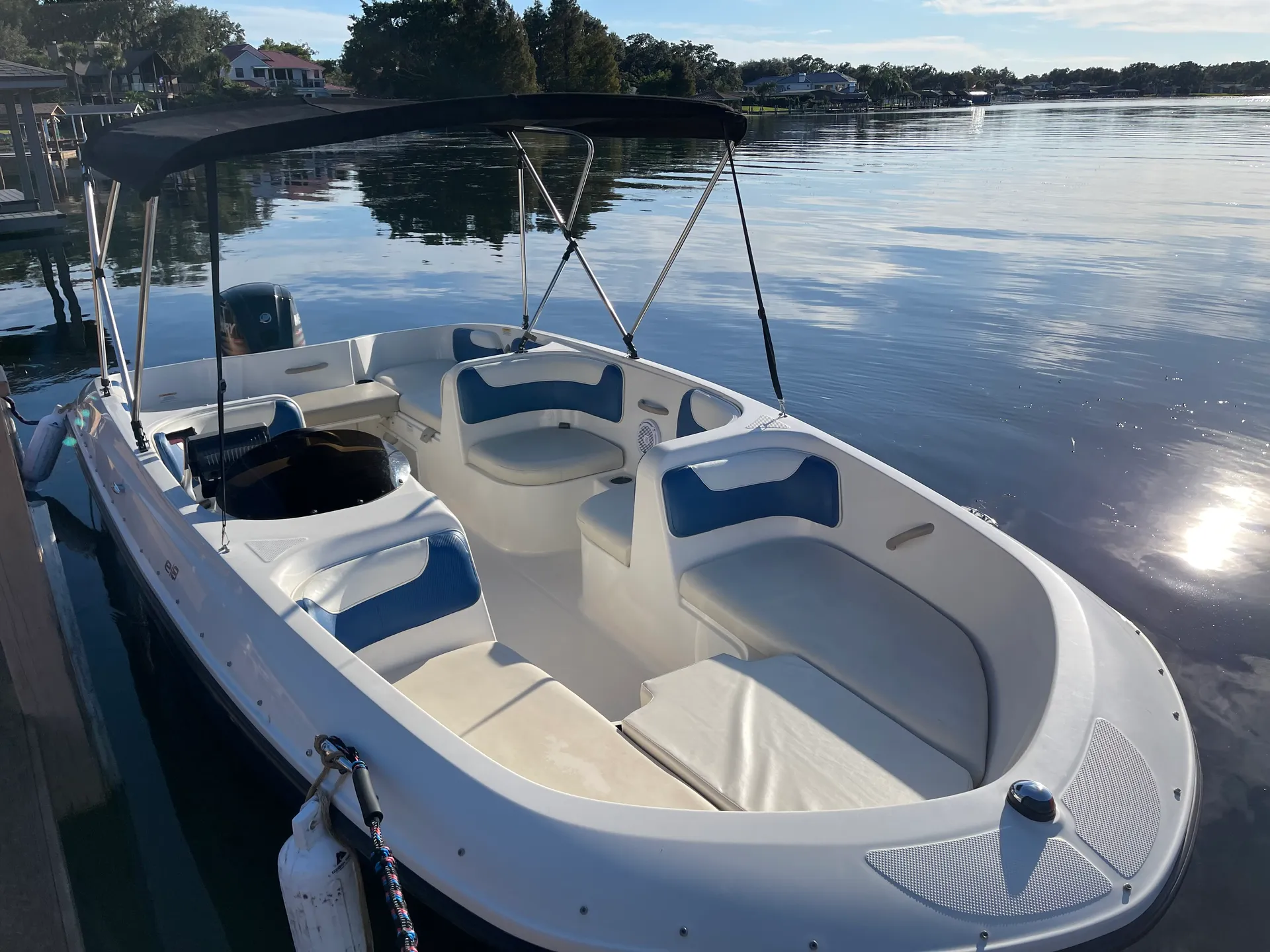 Modern Bayliner Deckboat for 9 people in Lake Conway!
