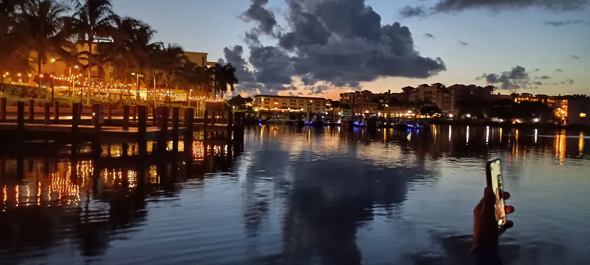 Deluxe 27' Tritoon w/ 300 HP Outboard in the heart of Naples