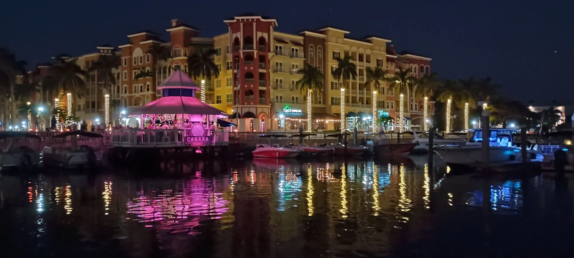 Deluxe 27' Tritoon w/ 300 HP Outboard in the heart of Naples