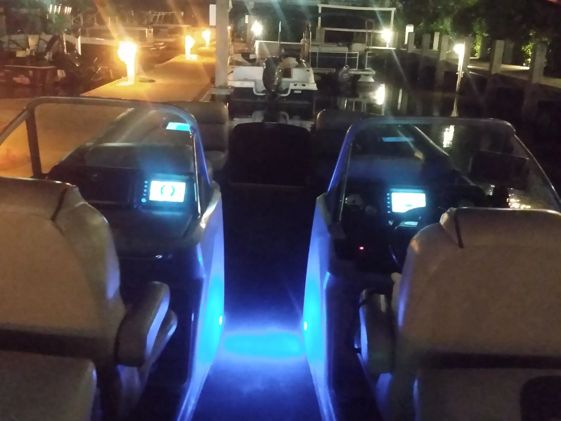 Deluxe 27' Tritoon w/ 300 HP Outboard in the heart of Naples