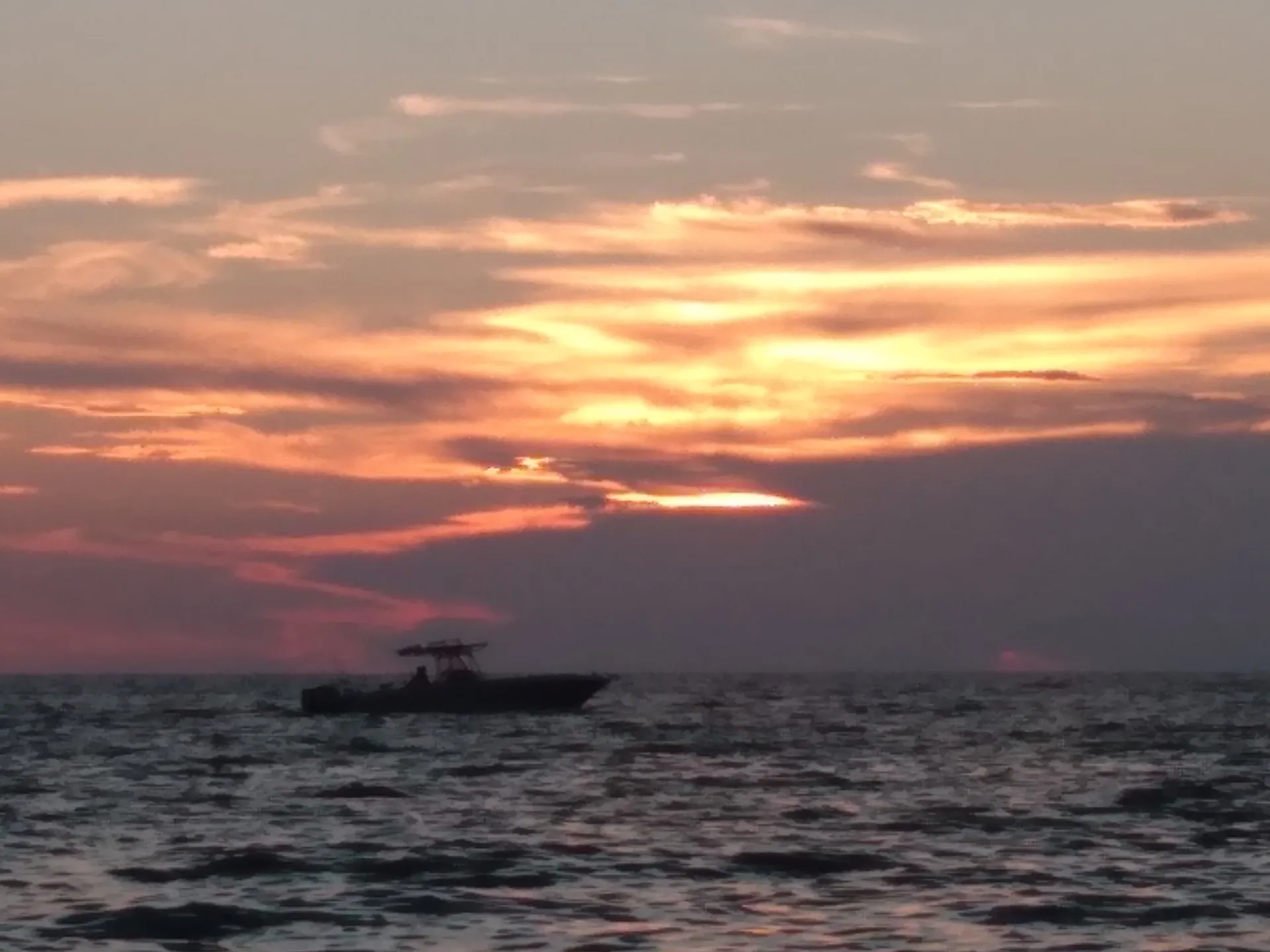 Deluxe 27' Tritoon w/ 300 HP Outboard in the heart of Naples