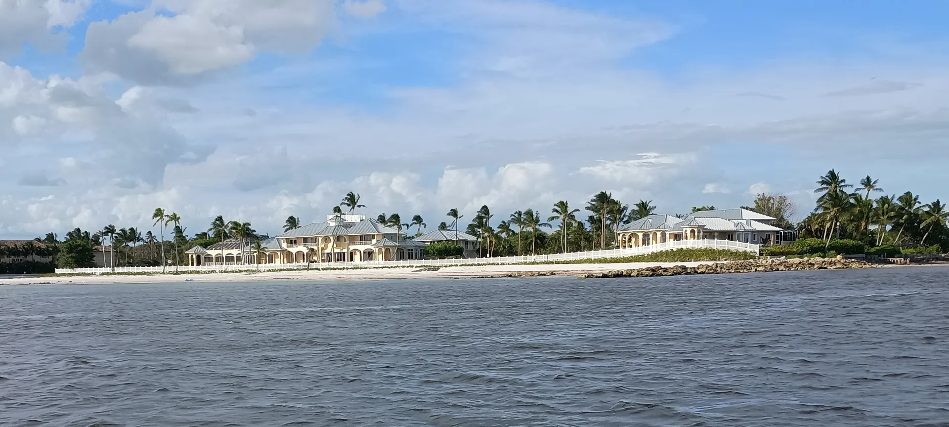 Deluxe 27' Tritoon w/ 300 HP Outboard in the heart of Naples