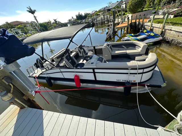 Rent a BARLETTA BOATS pontoon in Fort Myers, FL near me