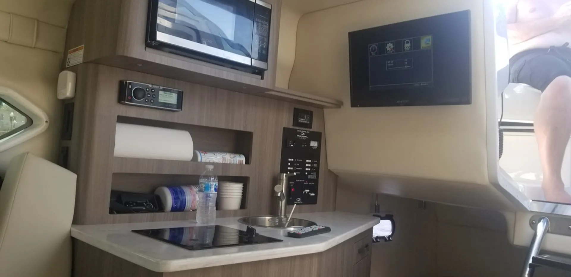 2019 Regal 26 XO – Luxury Express Cruiser with A/C, Full Cabin & Yamah