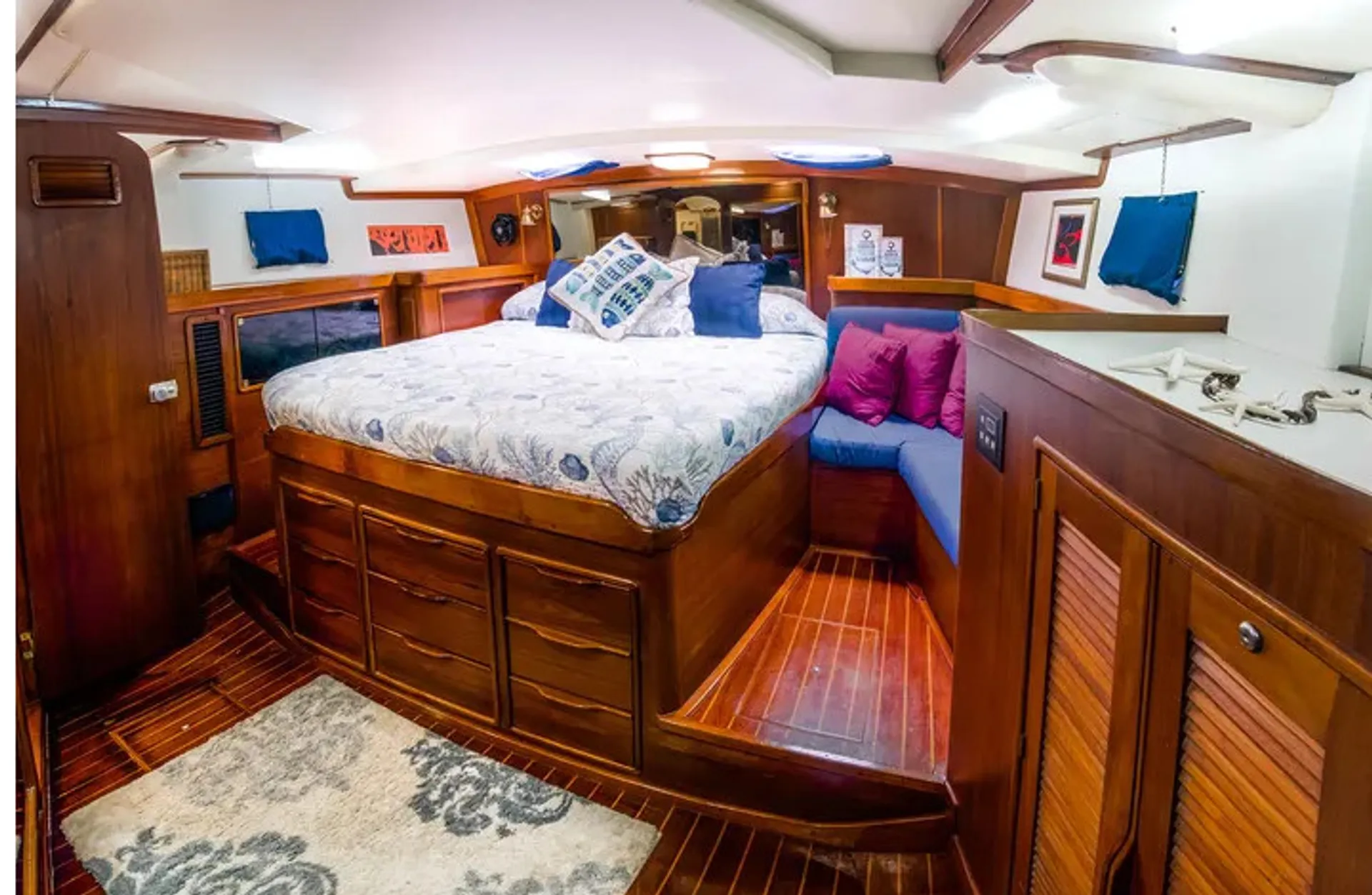 72' Sailboat with large Jacuzzi on deck (Everett, WA)