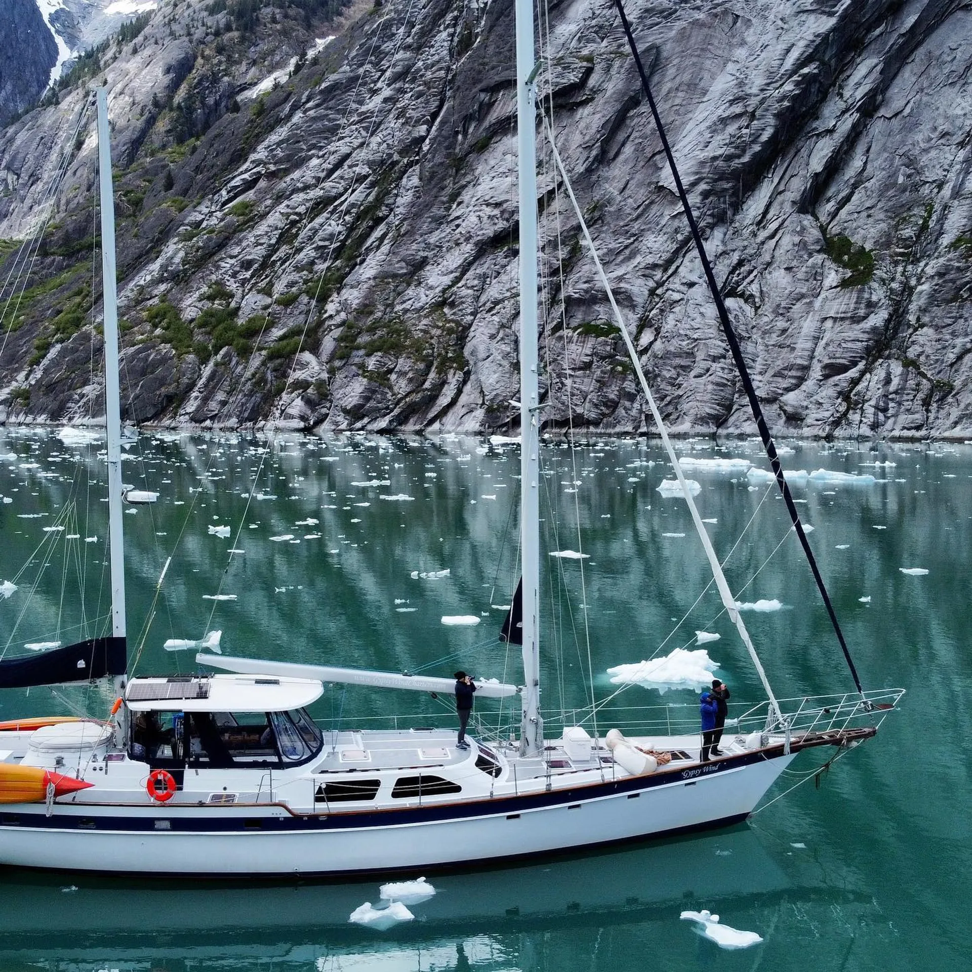 72' Sailboat with large Jacuzzi on deck (Everett, WA)