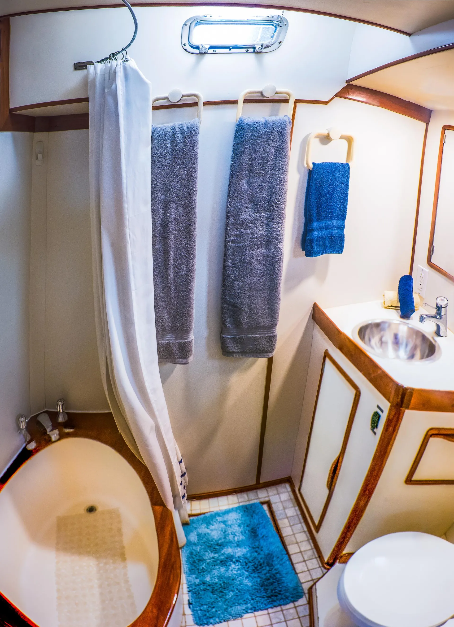 72' Sailboat with large Jacuzzi on deck (Everett, WA)