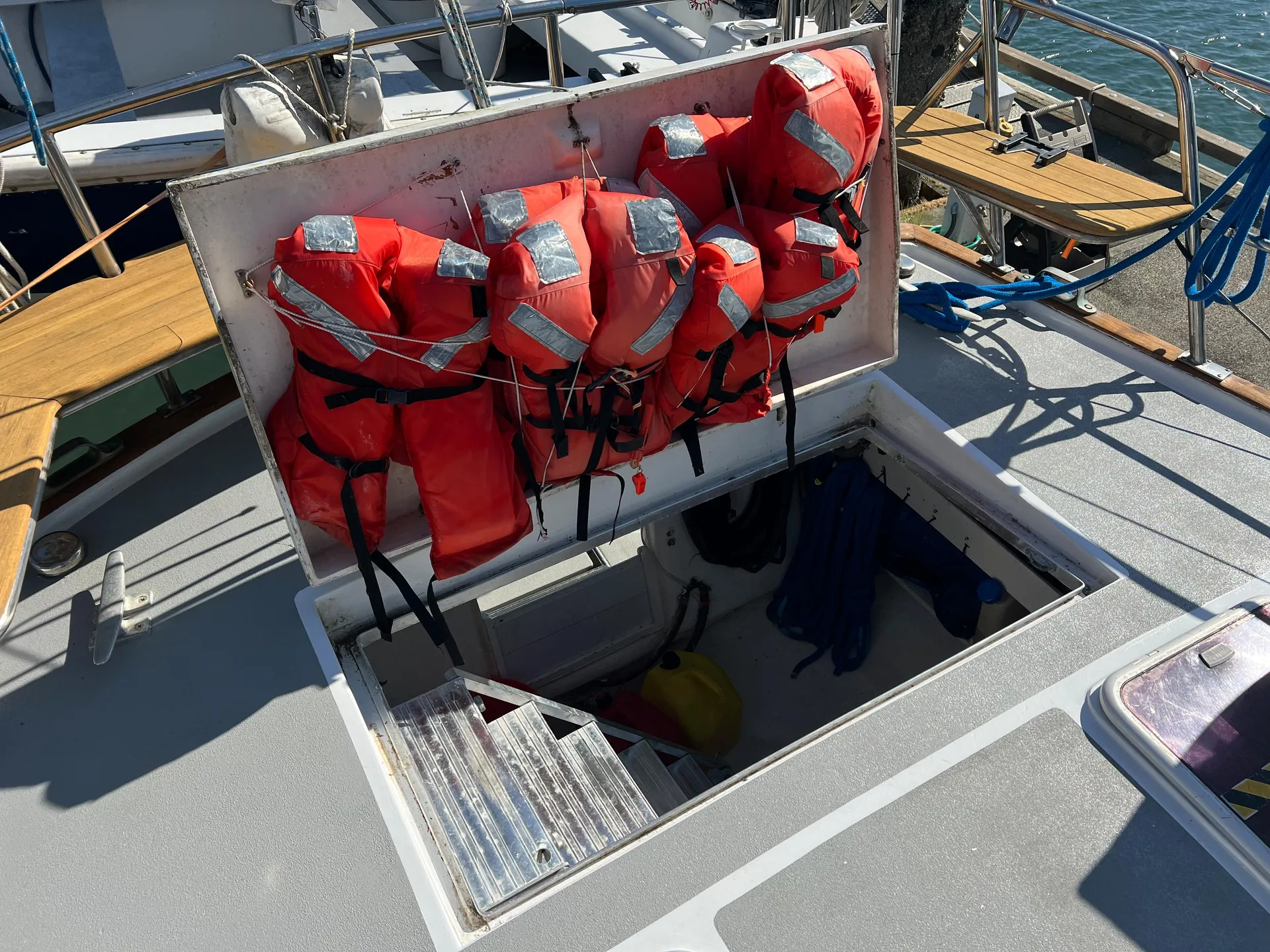72' Sailboat with large Jacuzzi on deck (Everett, WA)