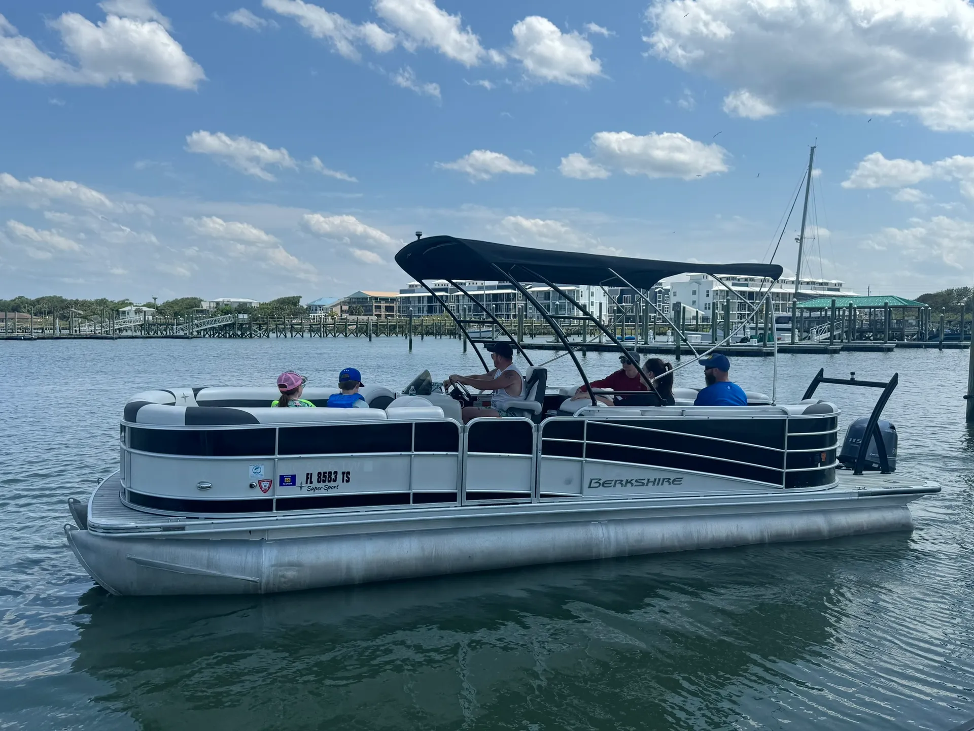 Luxurious and Spacious 14 Person Berkshire 'Toon! Epic Sound System!