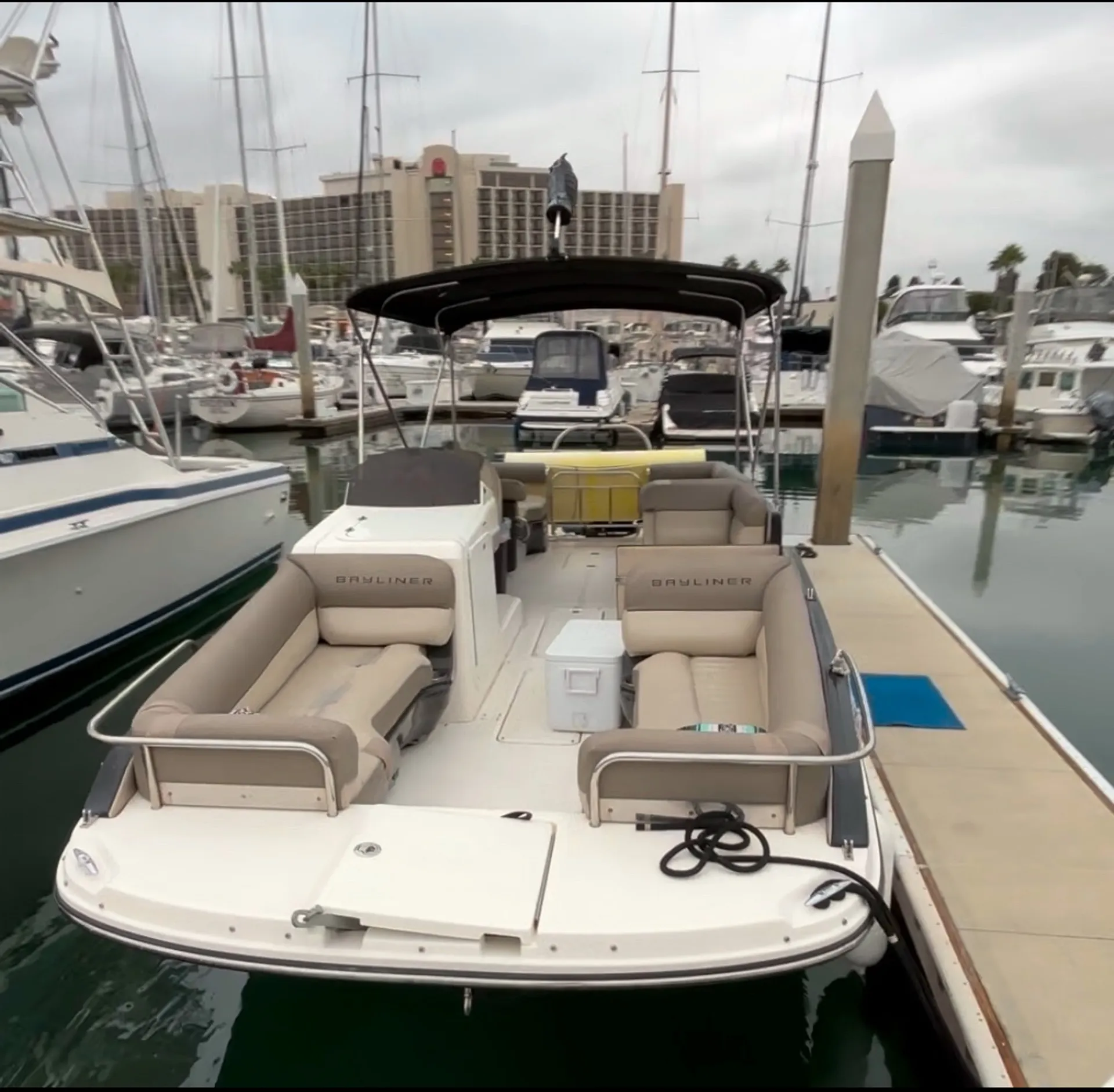 Chill 30' Deck Boat, Water Toys, BYOB 🍹🍸🥂🍾👙🏝️, includes Captain