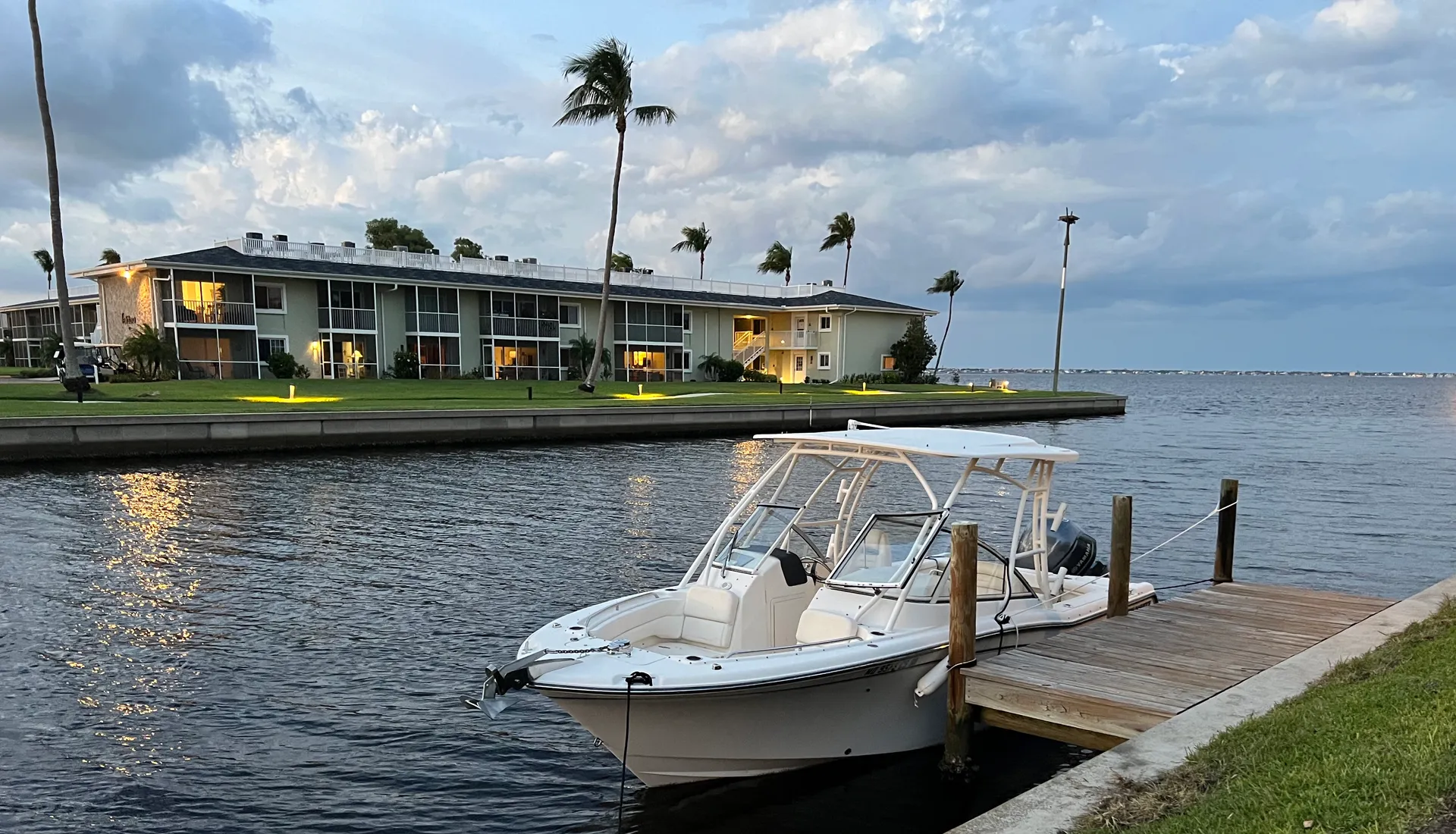 Explore the Gulf and Florida Bays on an Exceptional 25 Ft Grady-White 