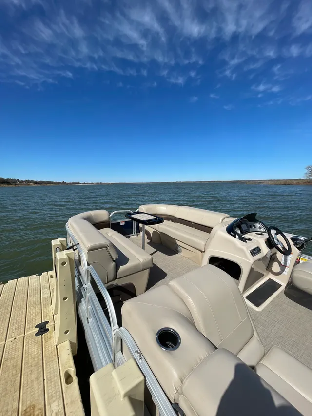 Rent a Suntracker pontoon in Roanoke, TX near me
