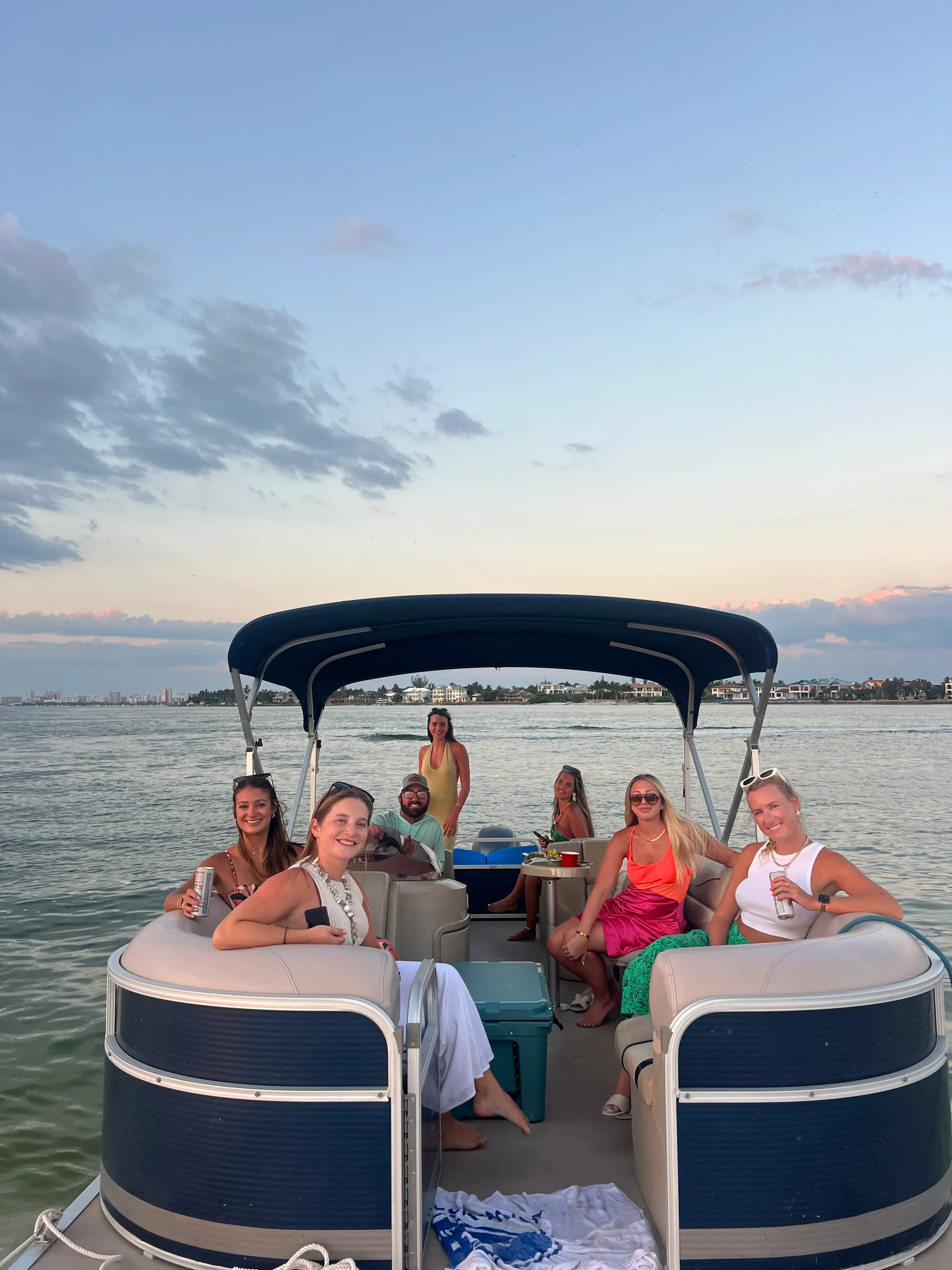 Beautifully Appointed 22 Ft Bennington Pontoon Boat 