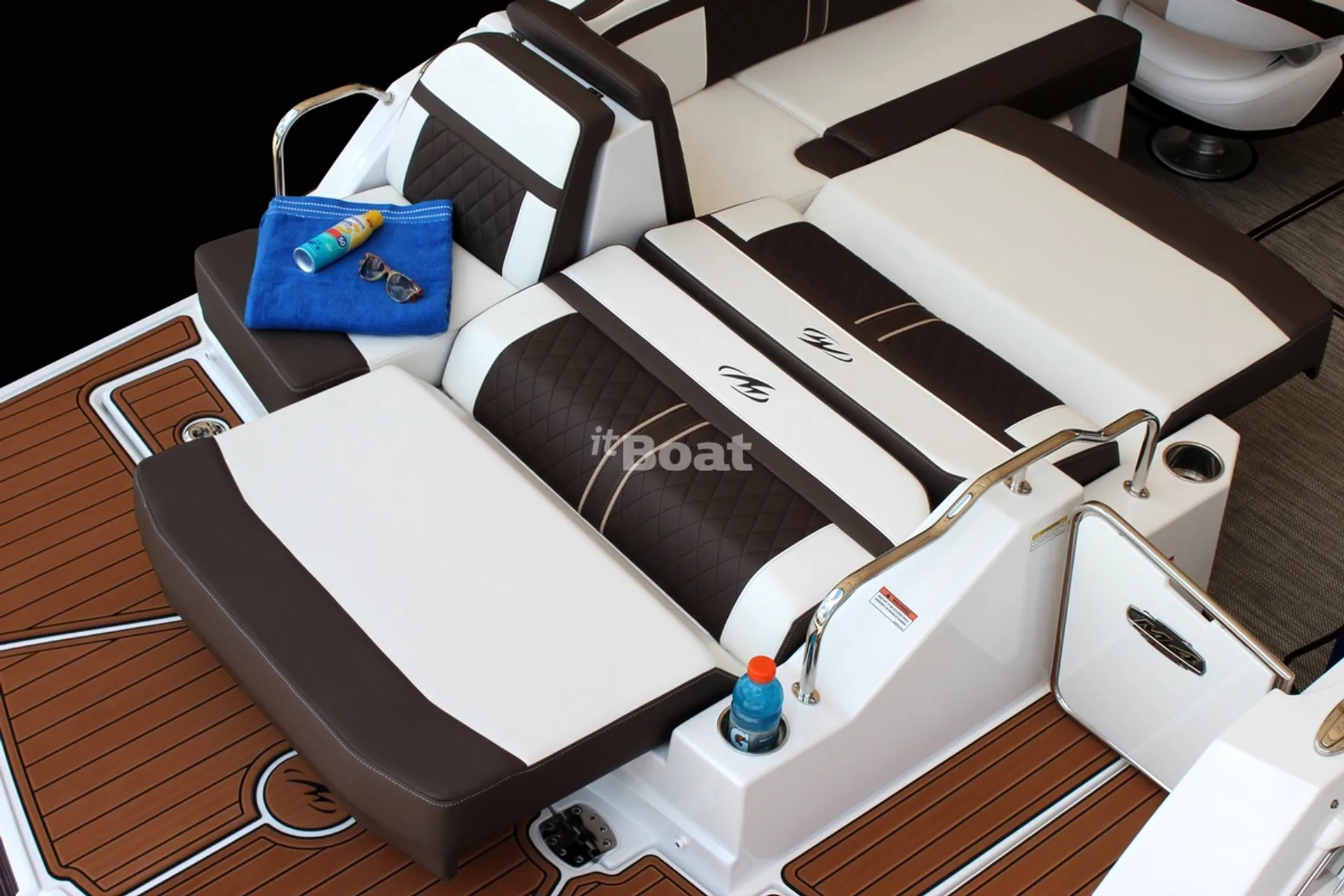 New Monterey M4 24 Ft Lake Minnetonka ~Ski/Tube/Wake-board 