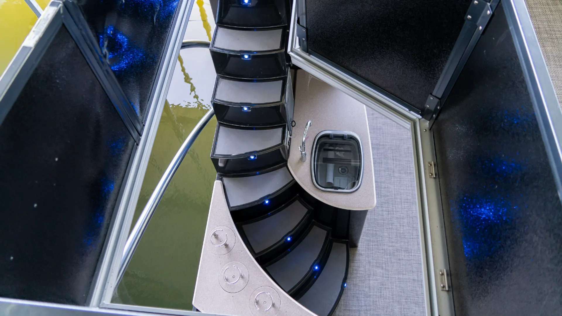 Big Pontoona - Yacht Amenities / Pontoon Fun