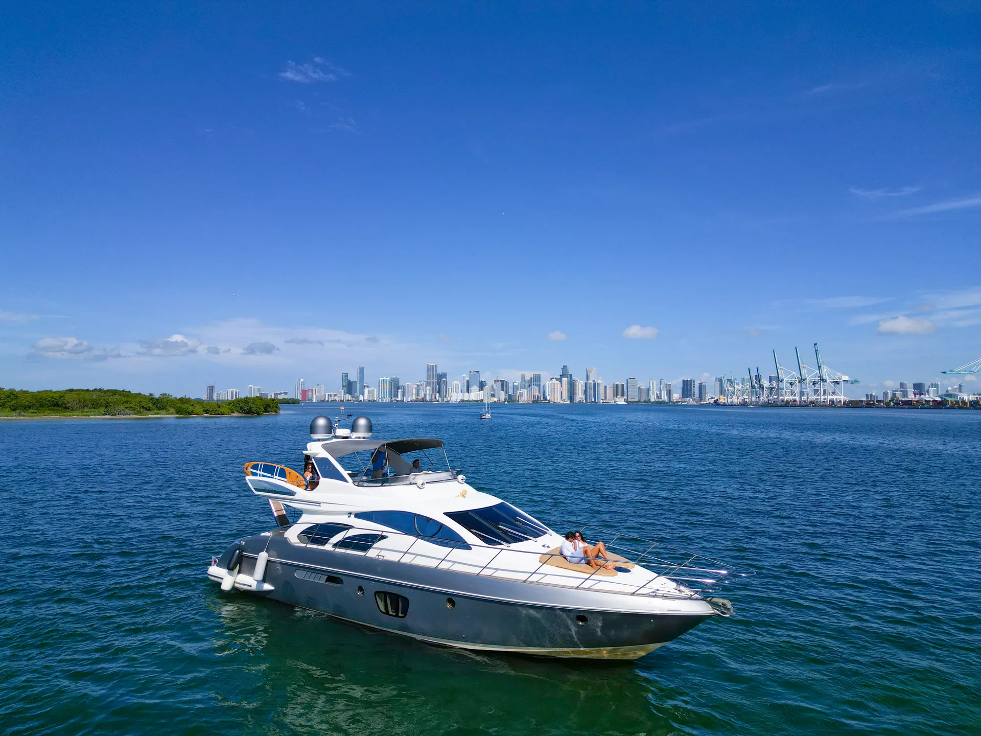 BEST Azimut Fly 55‘ OUT OF MIAMI BEACH MARINA! 