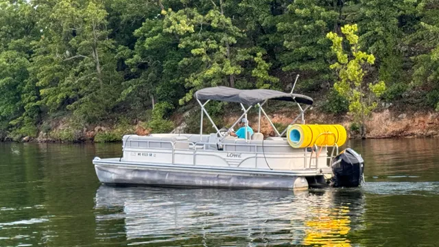 Rent a Lowe Pontoons pontoon in Osage Beach, MO near me