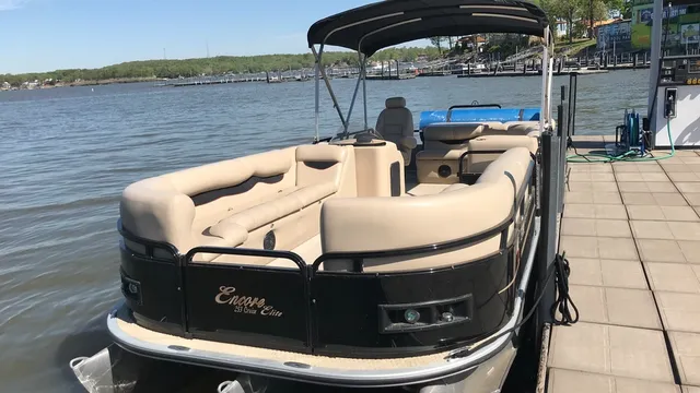 Rent a Encore Bentley pontoon in Osage Beach, MO near me
