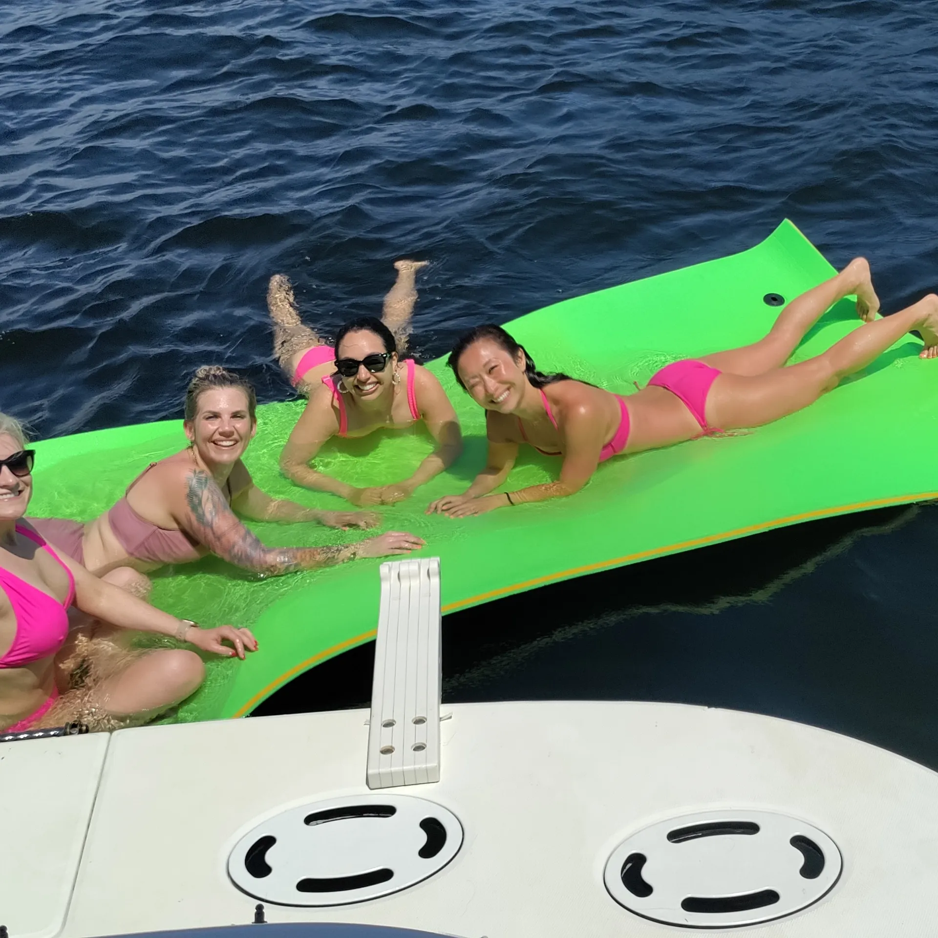 Elegant 46ft Sea Ray Sundancer – Your Ideal Getaway on Water!