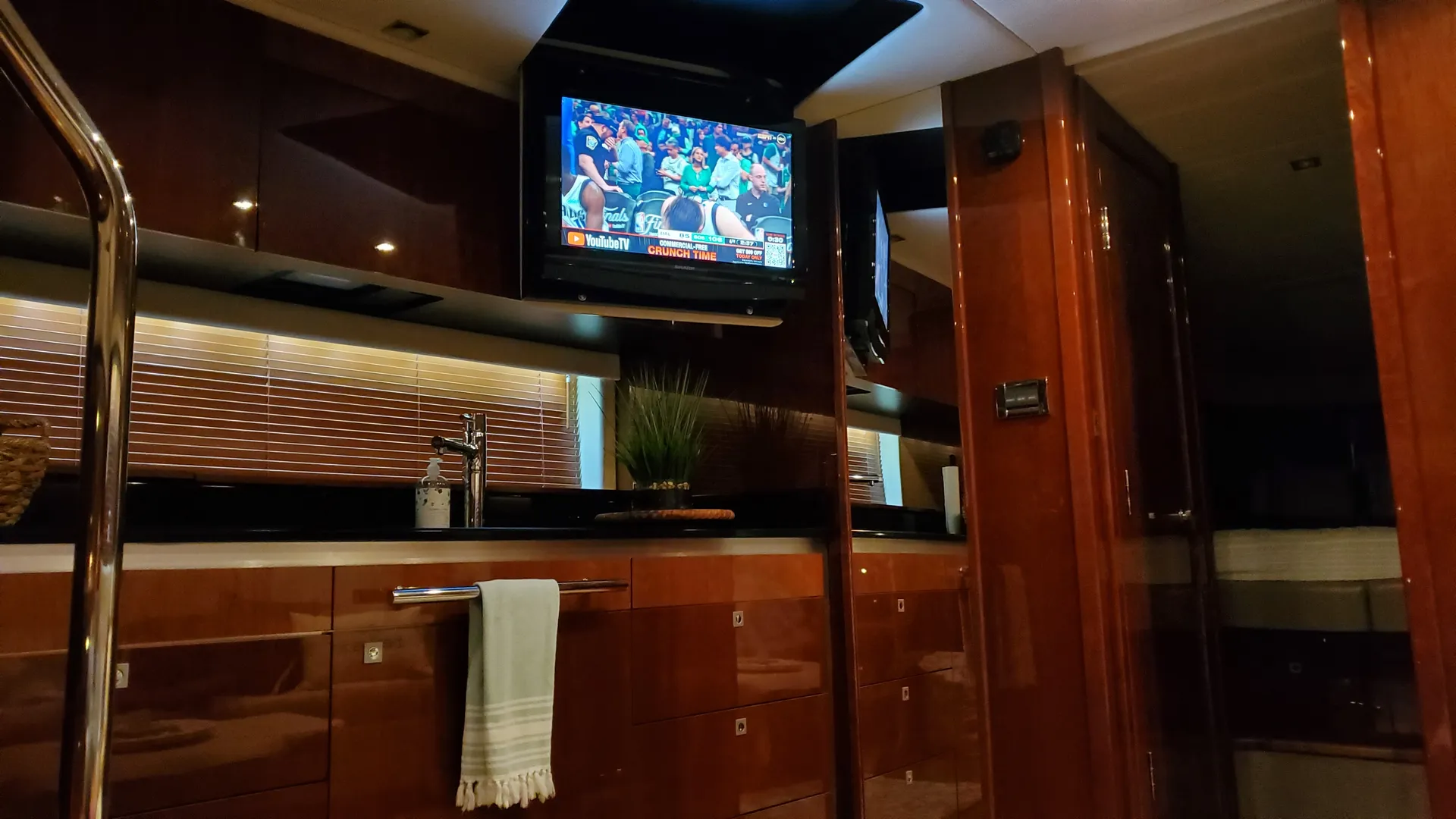 Charter this impeccable Sea Ray Sundancer – 50 Foot Cruiser