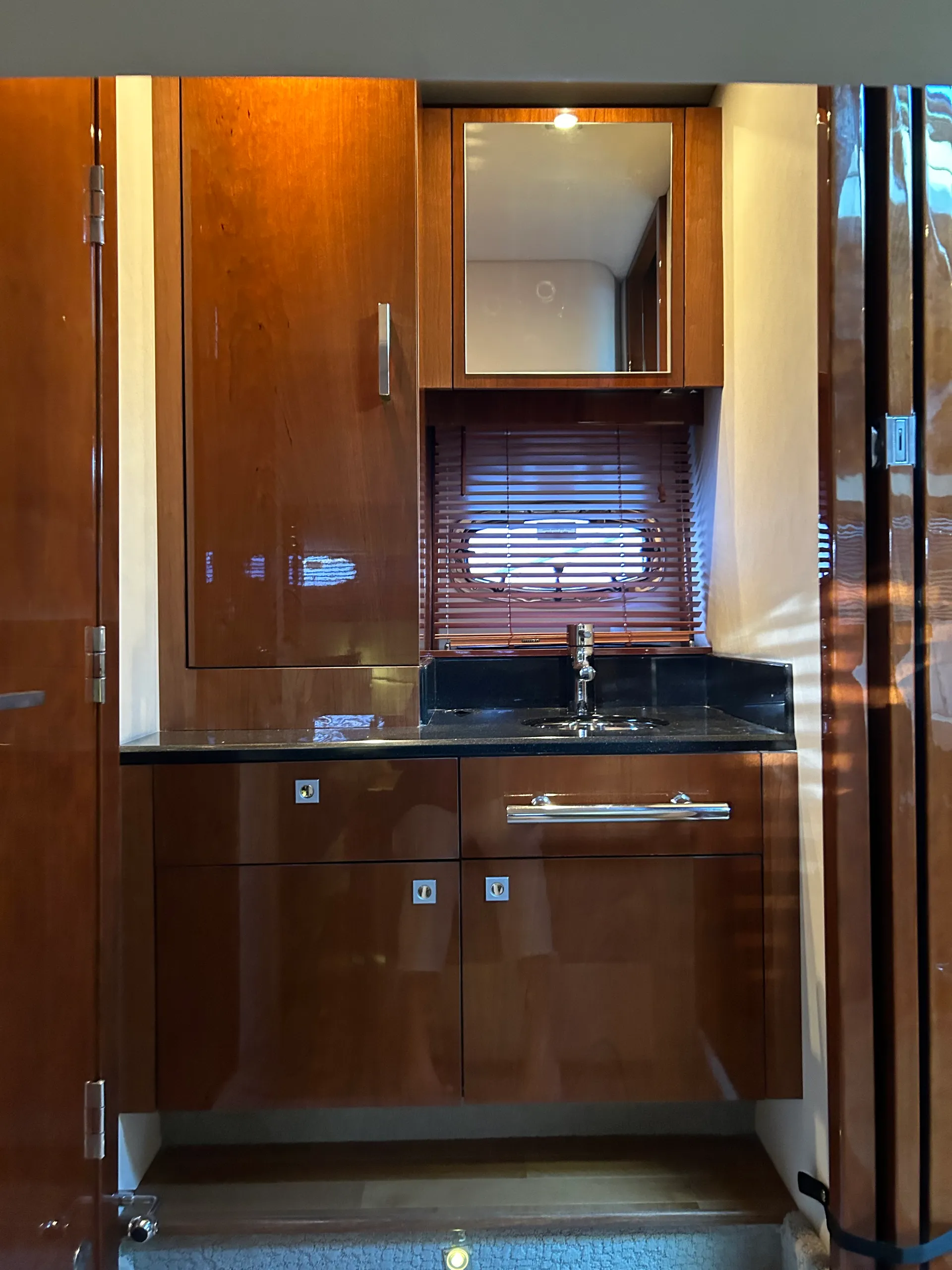 Charter this impeccable Sea Ray Sundancer – 50 Foot Cruiser