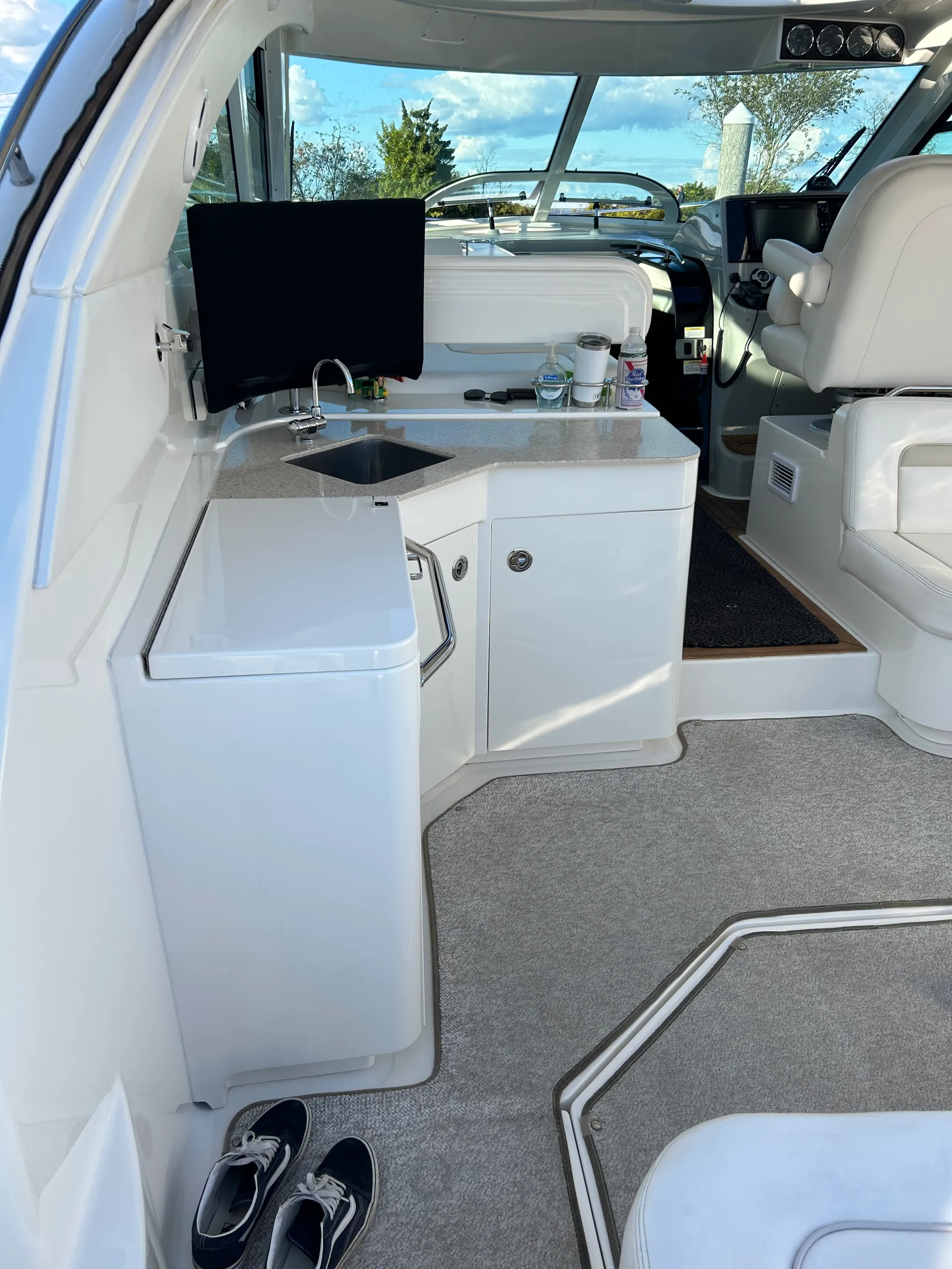 Charter this impeccable Sea Ray Sundancer – 50 Foot Cruiser