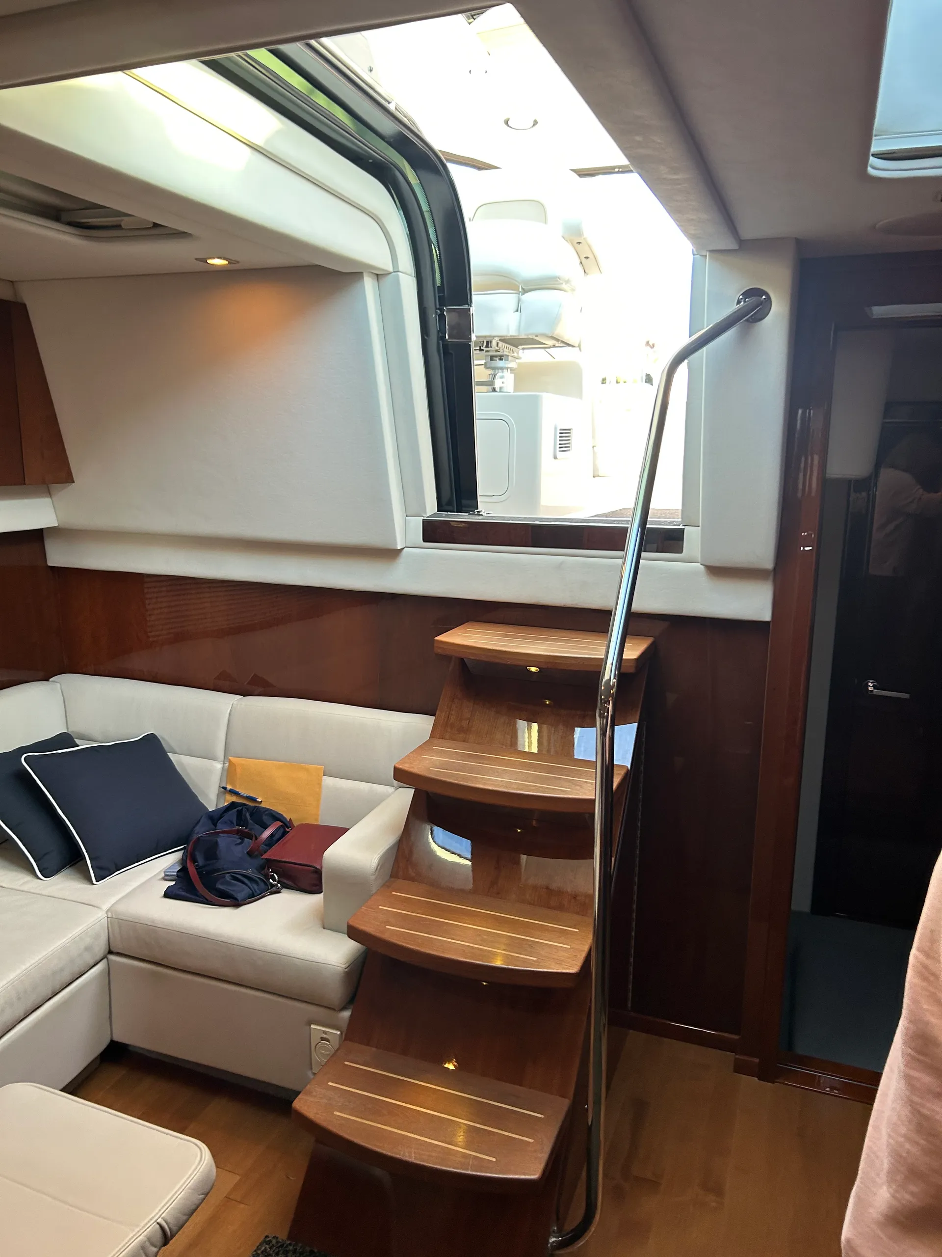 Charter this impeccable Sea Ray Sundancer – 50 Foot Cruiser