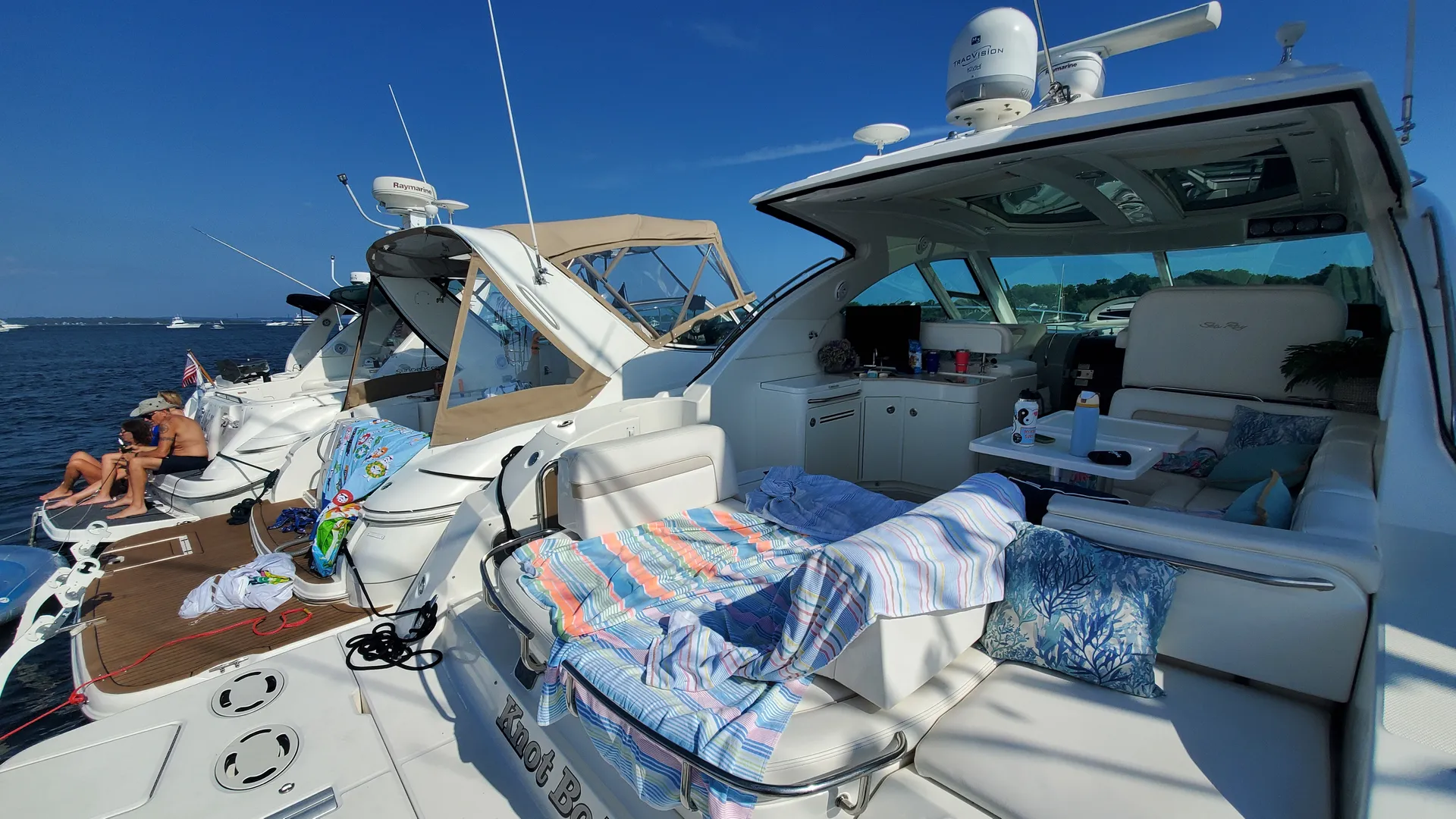 Charter this impeccable Sea Ray Sundancer – 50 Foot Cruiser