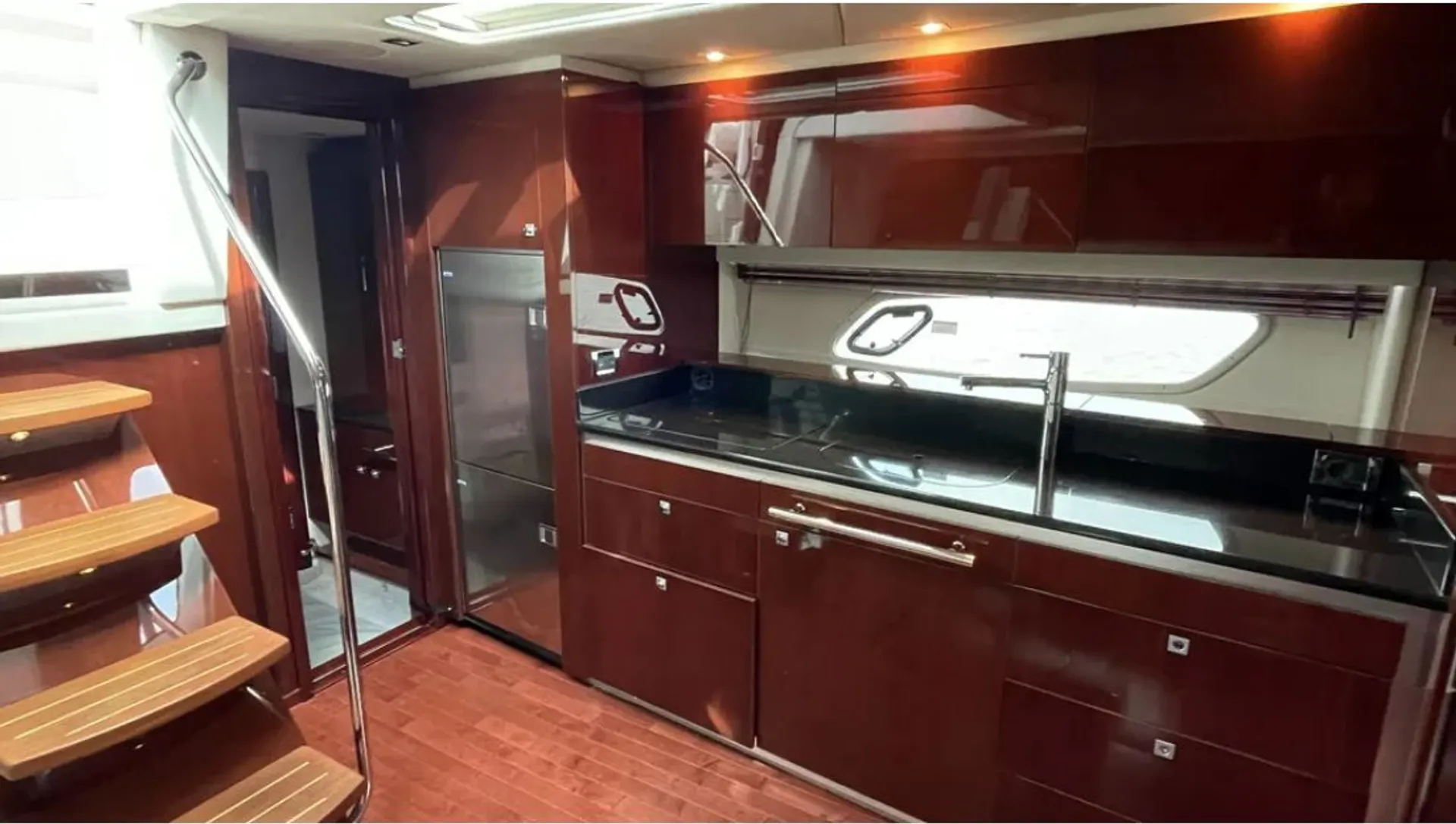 Charter this impeccable Sea Ray Sundancer – 50 Foot Cruiser