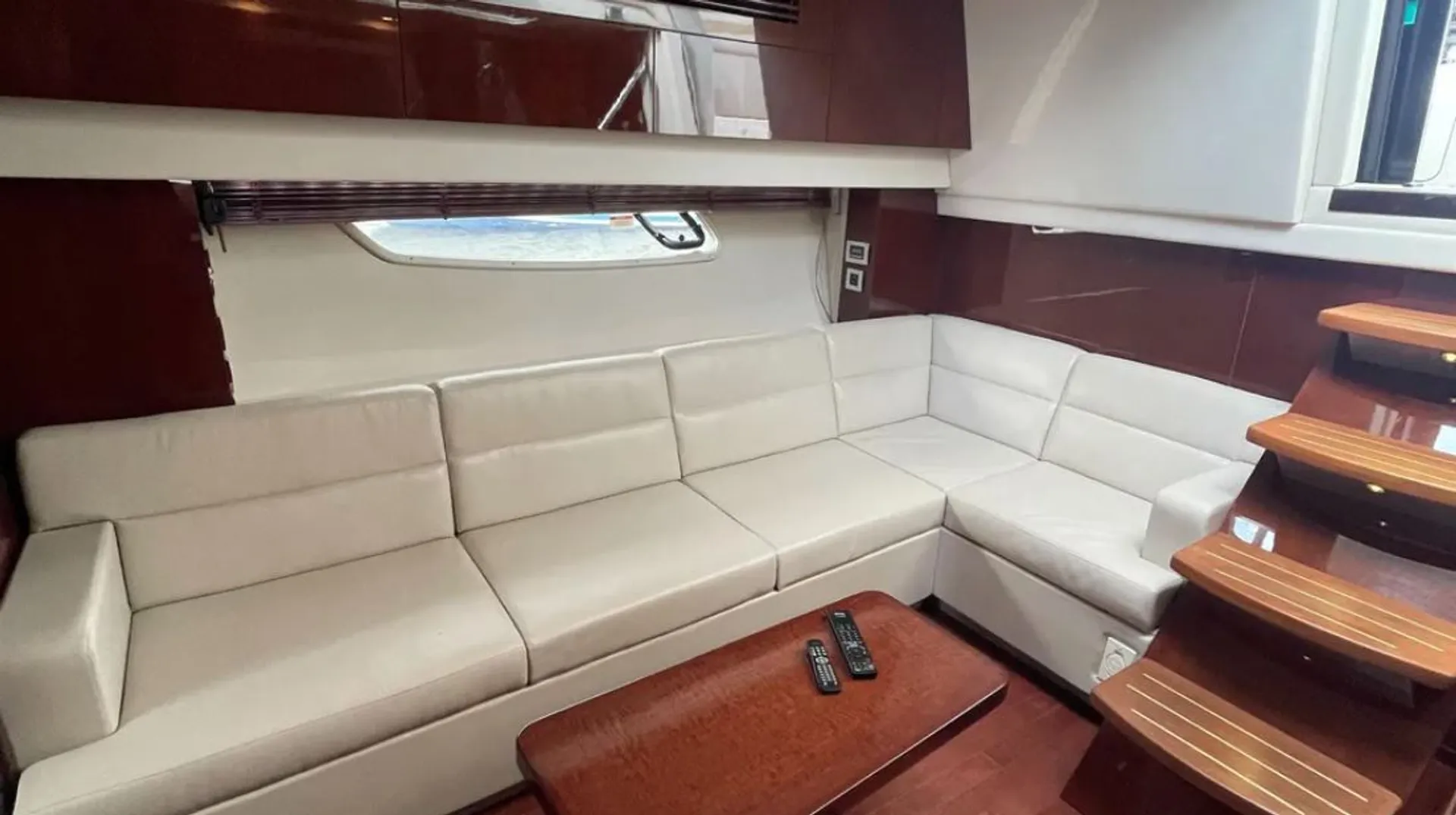 Charter this impeccable Sea Ray Sundancer – 50 Foot Cruiser