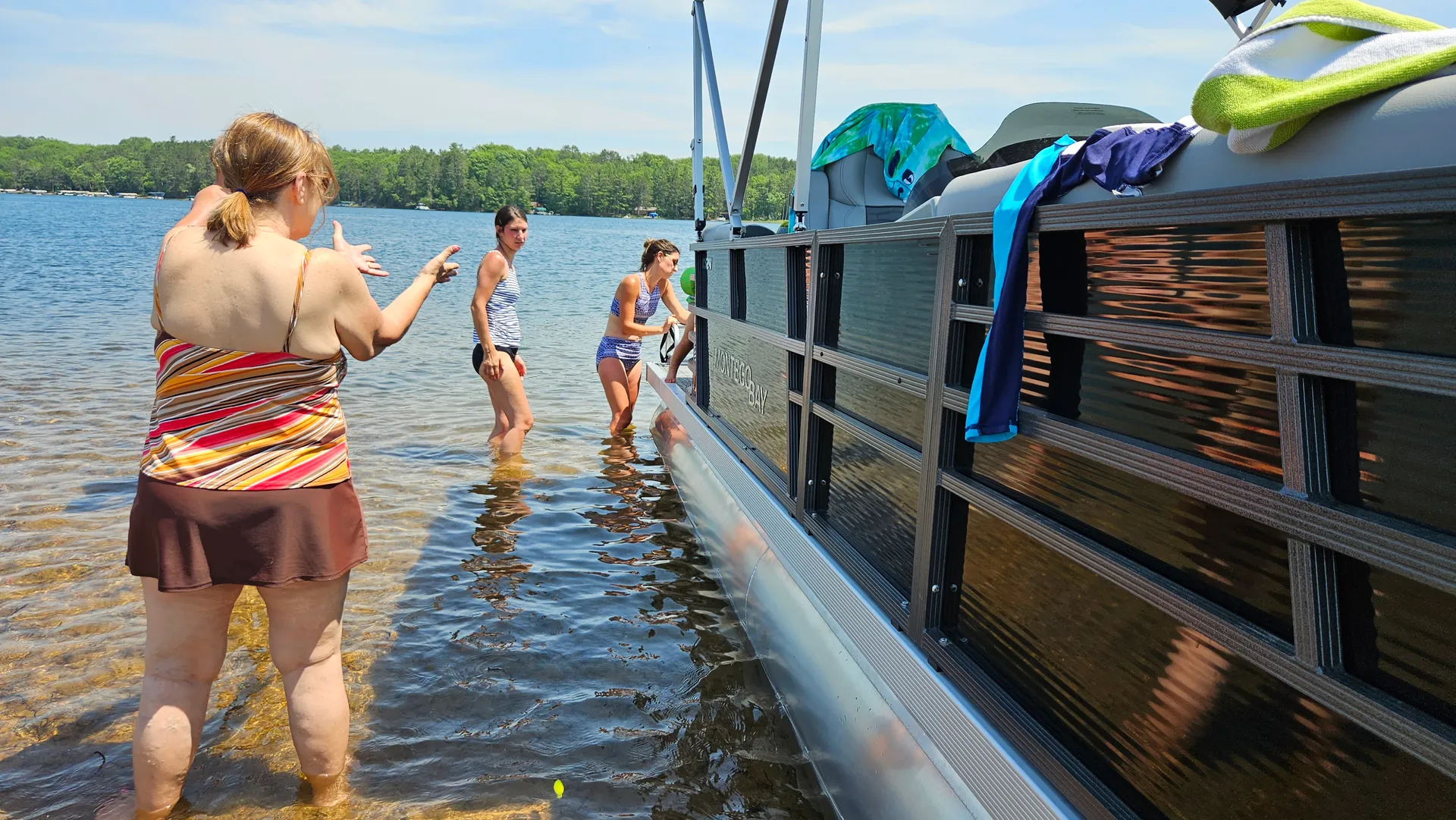 2023 24ft Pontoon Boat – Adventure & Relaxation on the Water!